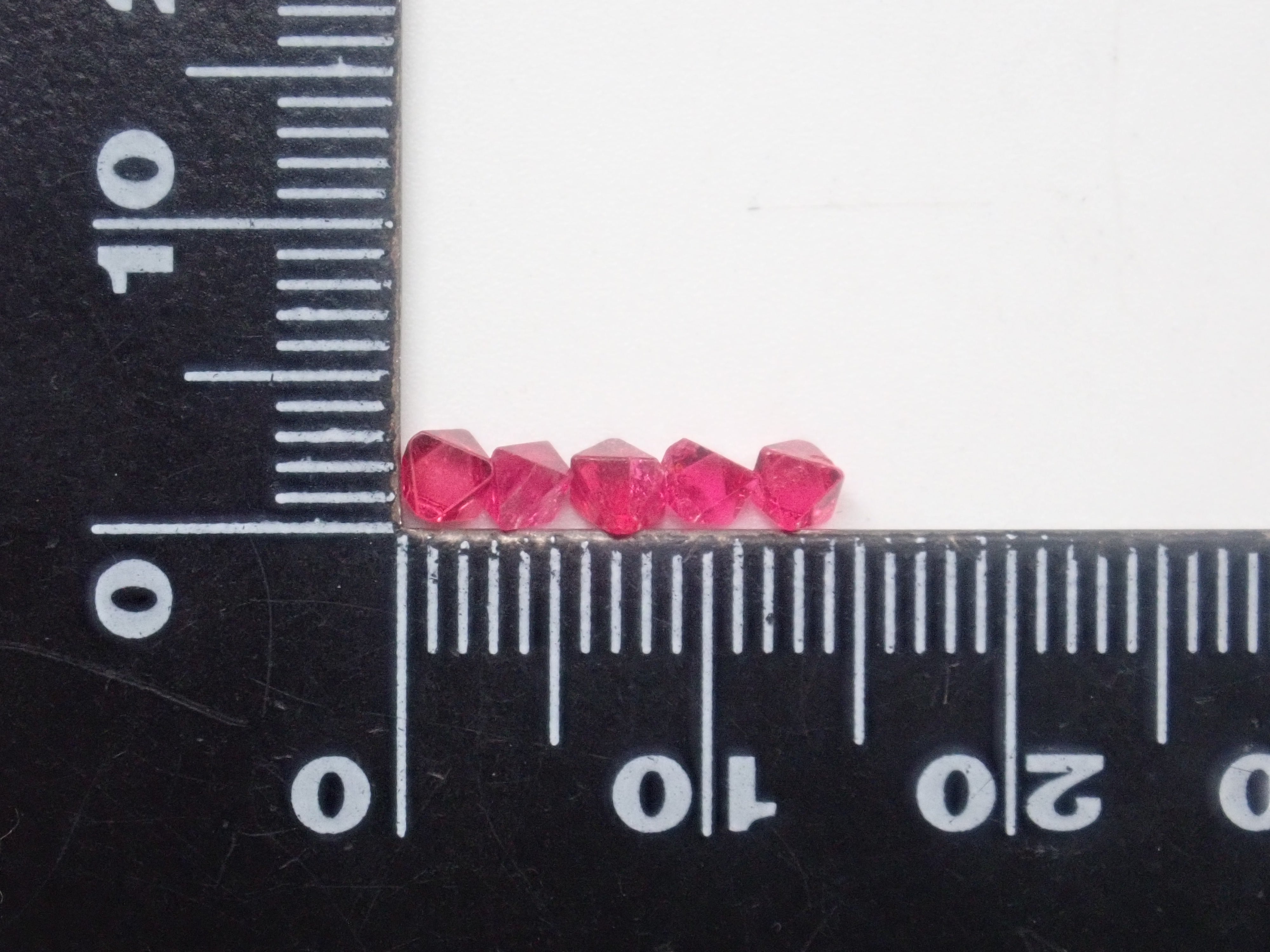 《限定13石》ミャンマー産レッドスピネル原石1石《複数購入割引有》