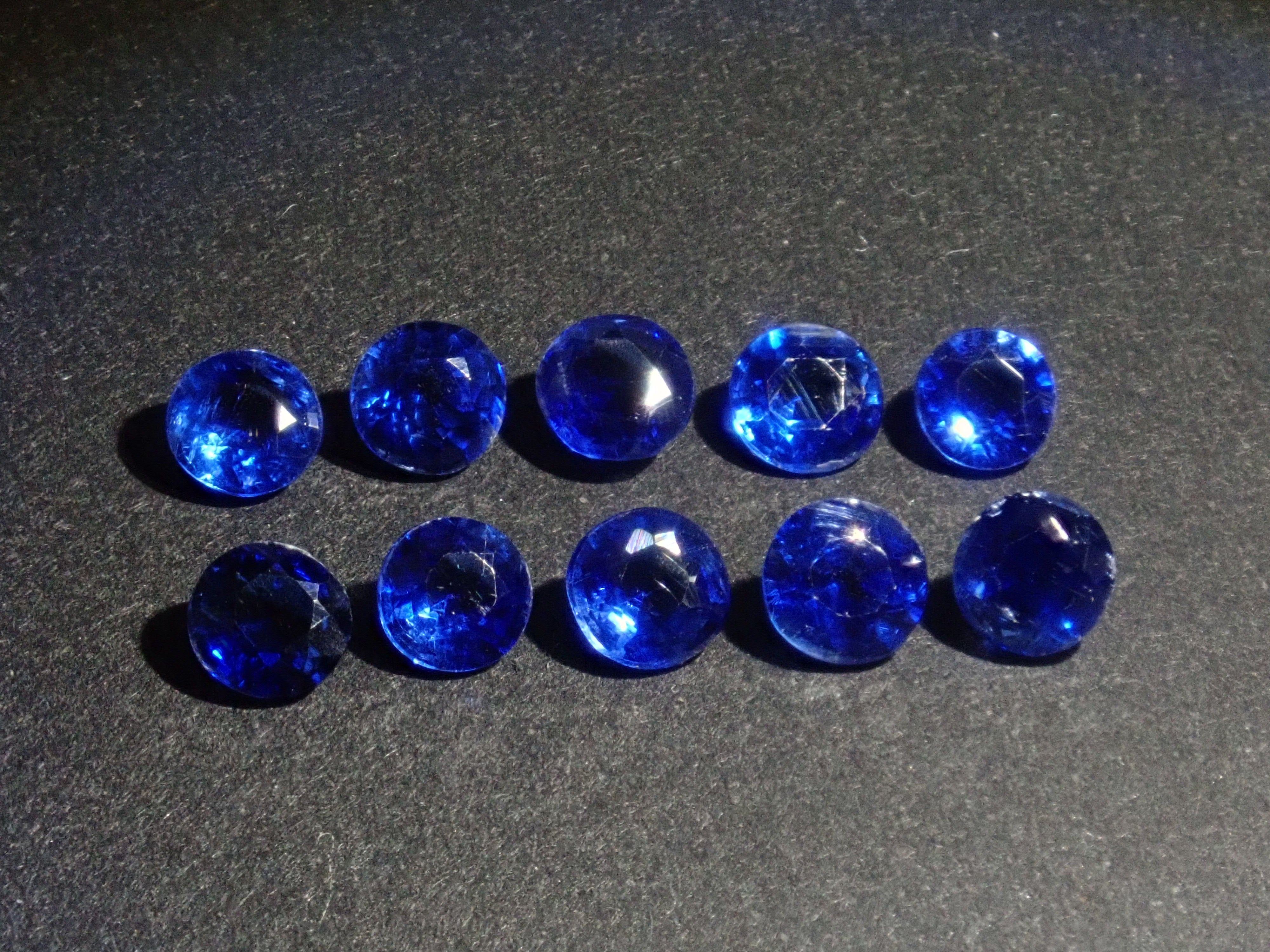 ネパール産カイヤナイト1石ルース(ロイヤルブルーカラー,4mm,ラウンドカット)《複数購入割引有》