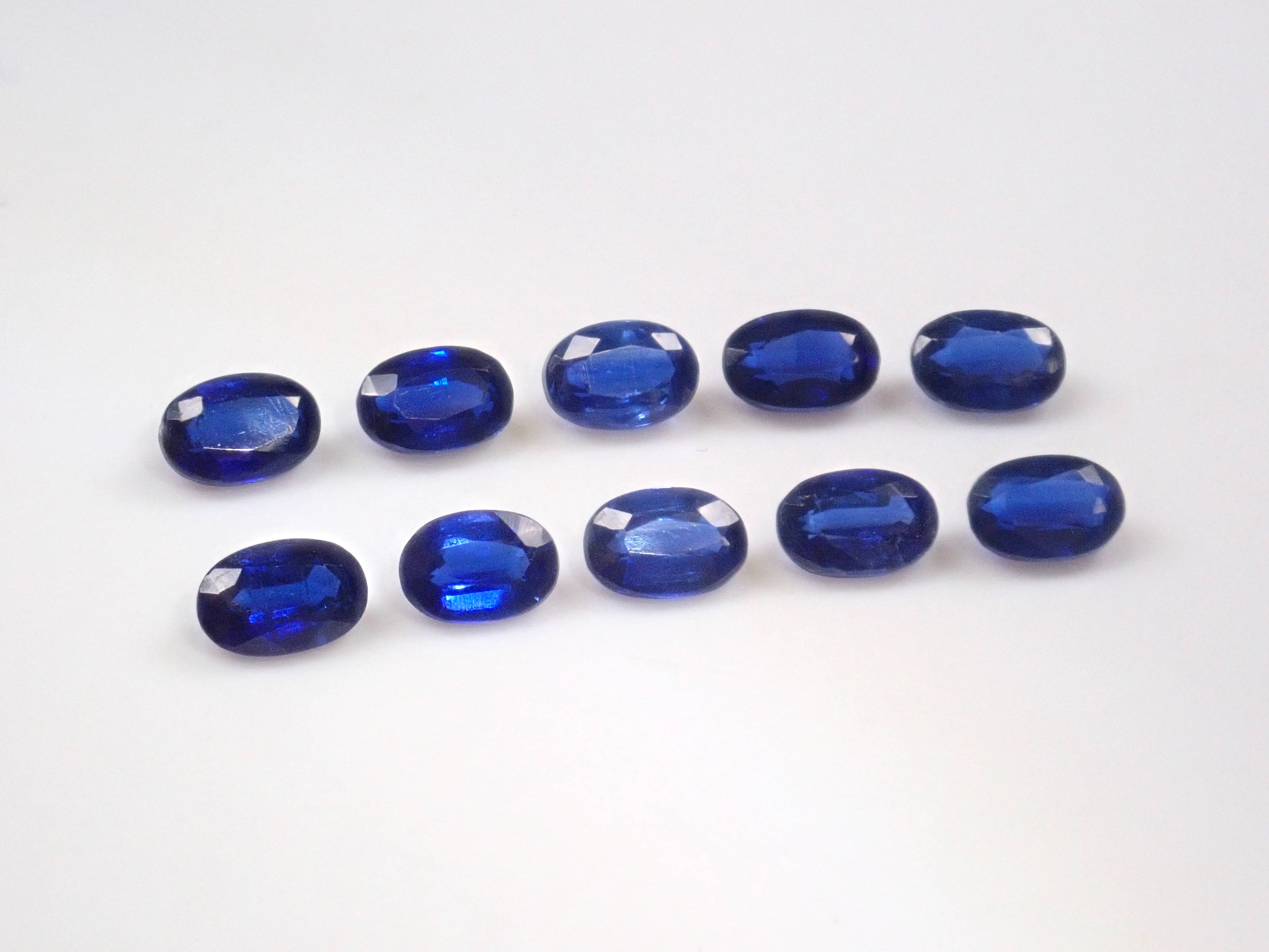 ネパール産カイヤナイト1石ルース(ロイヤルブルーカラー,4×6mm,オーバルカット)《複数購入割引有》