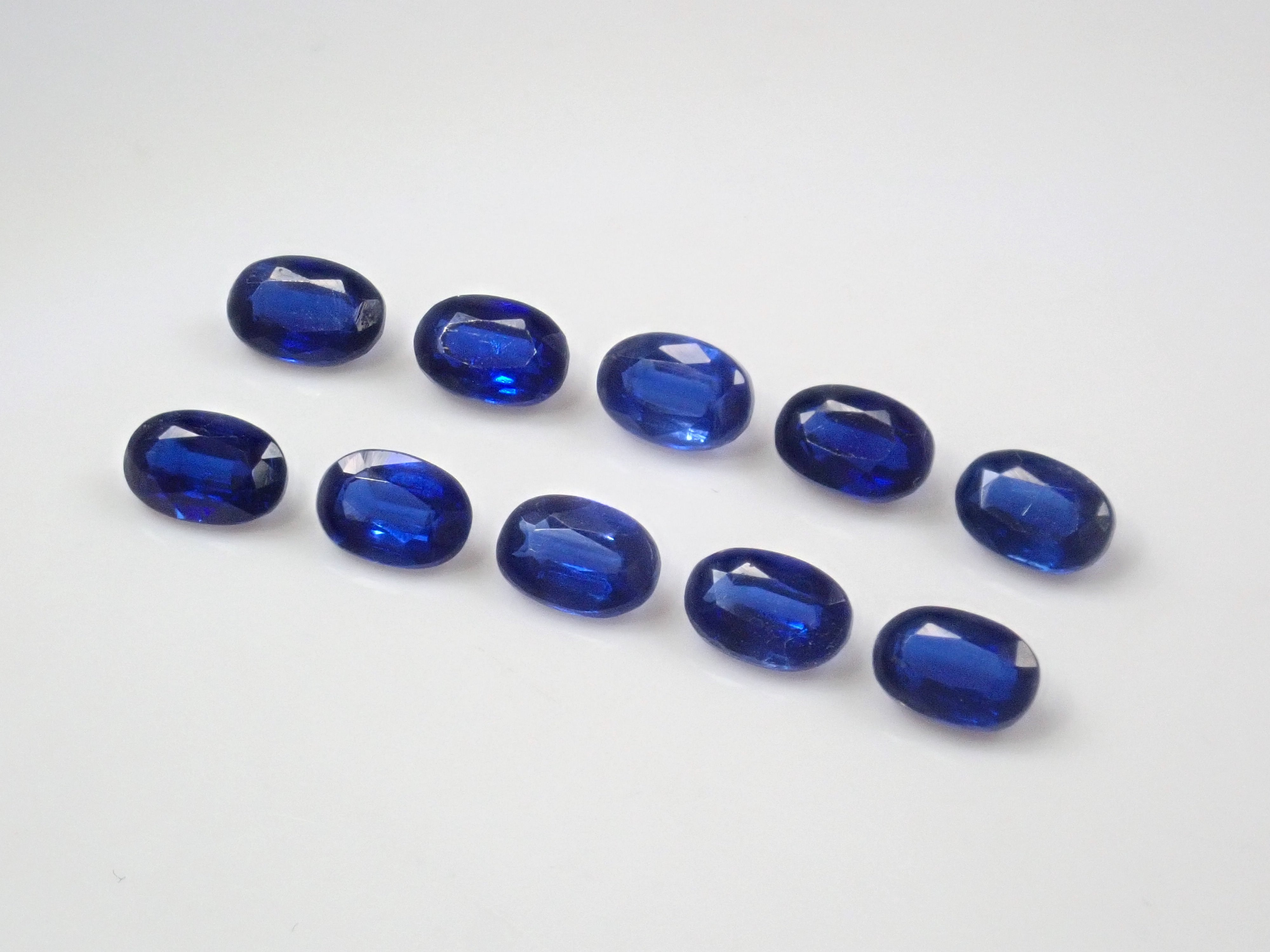 ネパール産カイヤナイト1石ルース(ロイヤルブルーカラー,4×6mm,オーバルカット)《複数購入割引有》