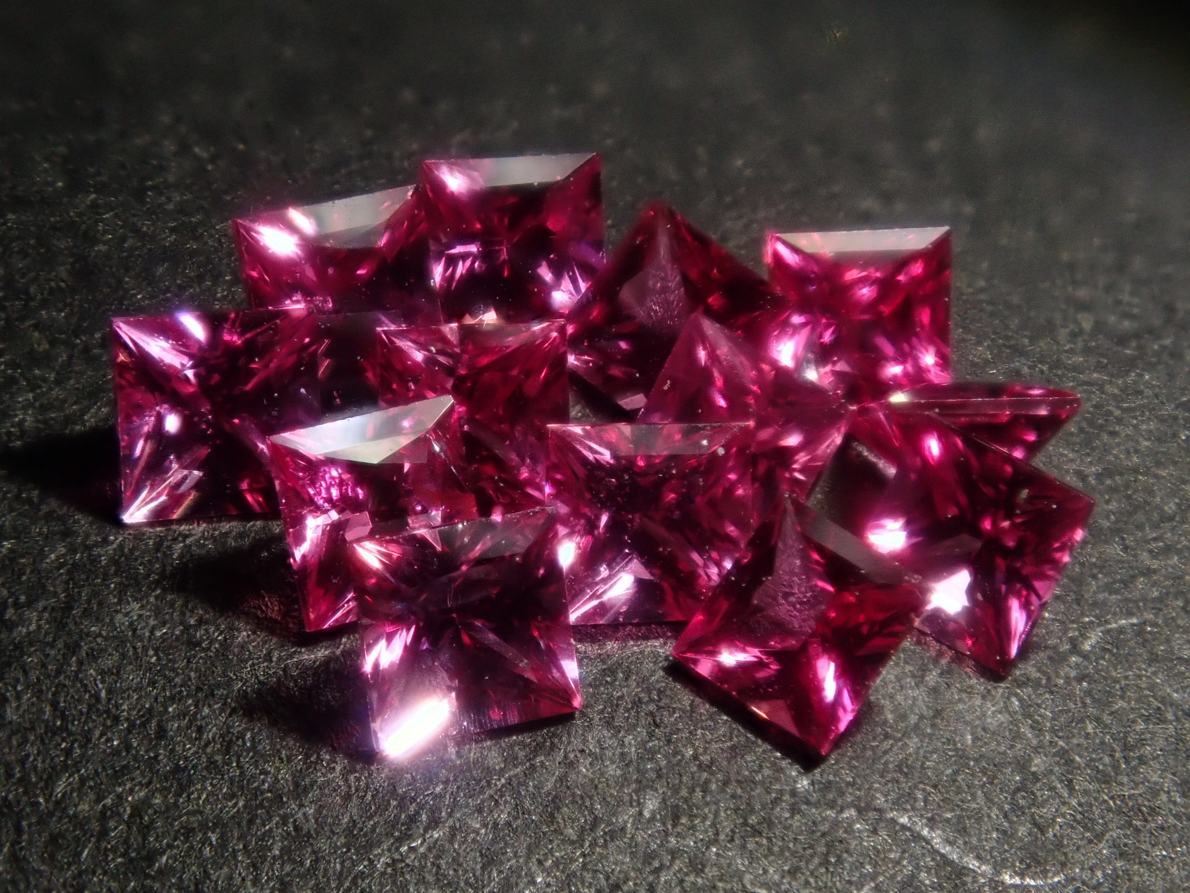 【2/1 22時販売】《限定15石》赤色ガチャ💎通常55,800円の非加熱ピジョンブラッドルビーAIGS鑑別書付きやホットピンクサファイアなど(さらにサンジェ氏新作サファイアおまけ)《複数購入割引有》