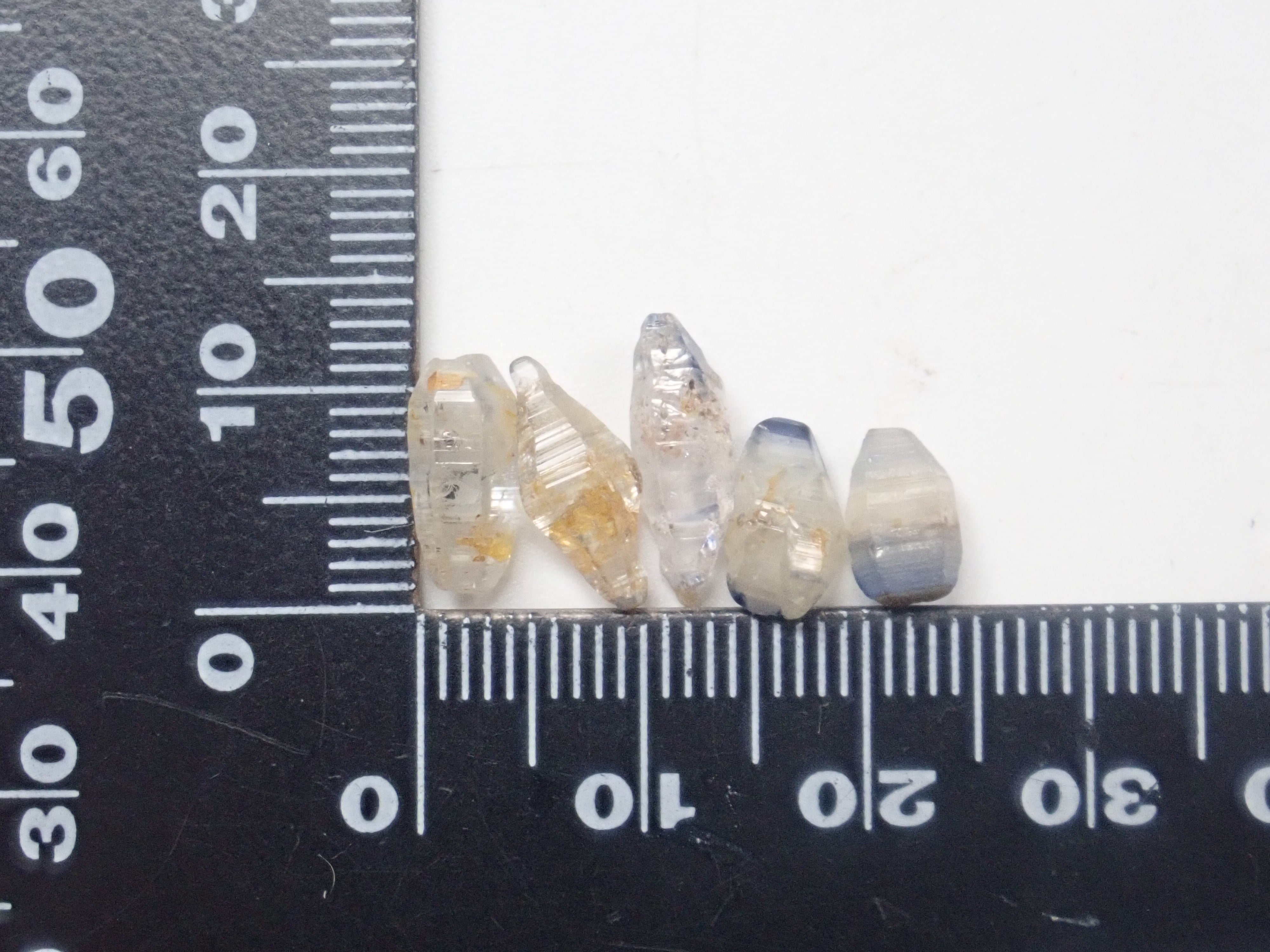 《限定9セット》スリランカ産サファイア(3.0-3.5mm,ラウンドカット)・スリランカ産グラスボディ2石セット《複数購入割引有り》