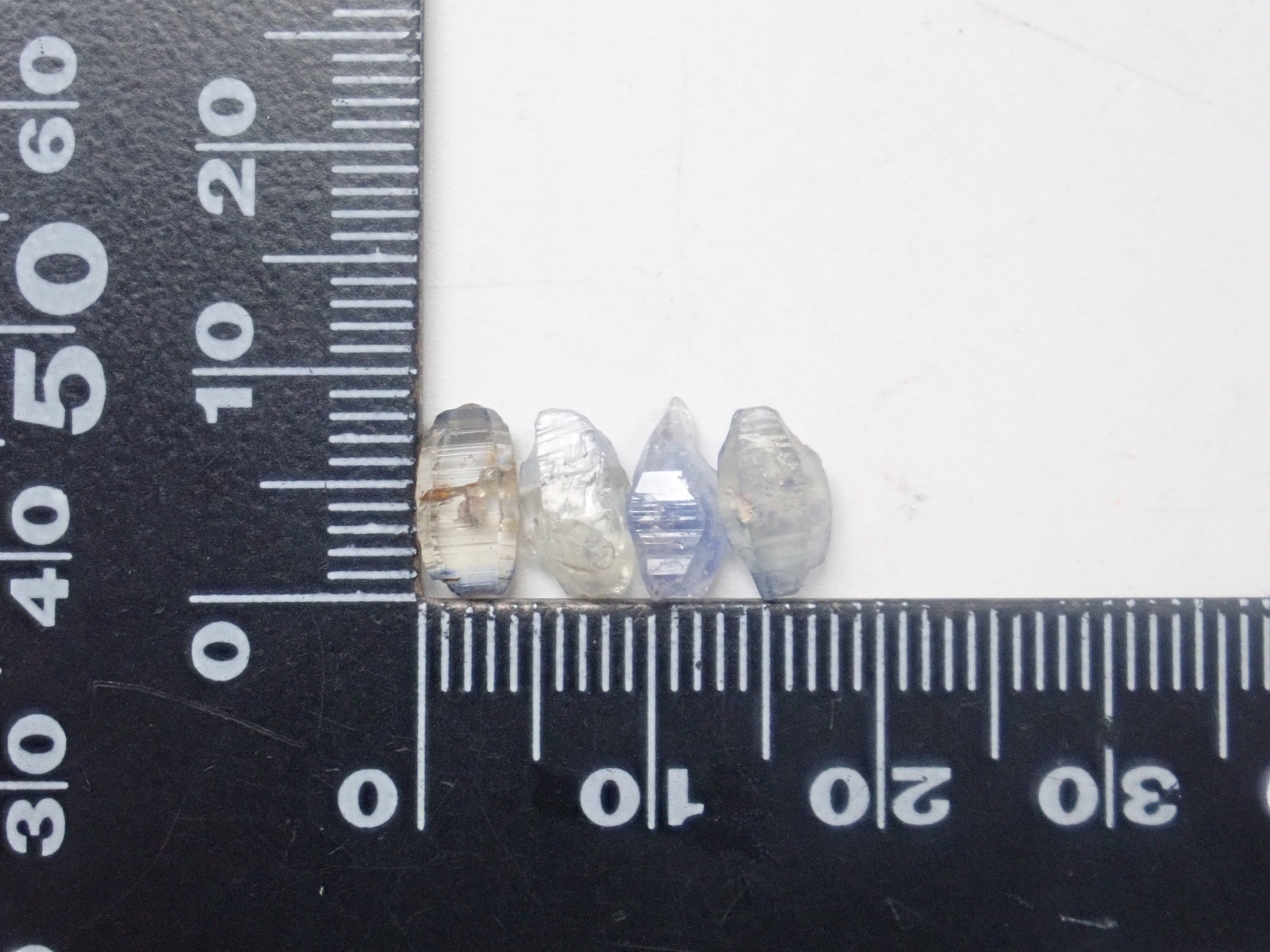 《限定9セット》スリランカ産サファイア(3.0-3.5mm,ラウンドカット)・スリランカ産グラスボディ2石セット《複数購入割引有り》