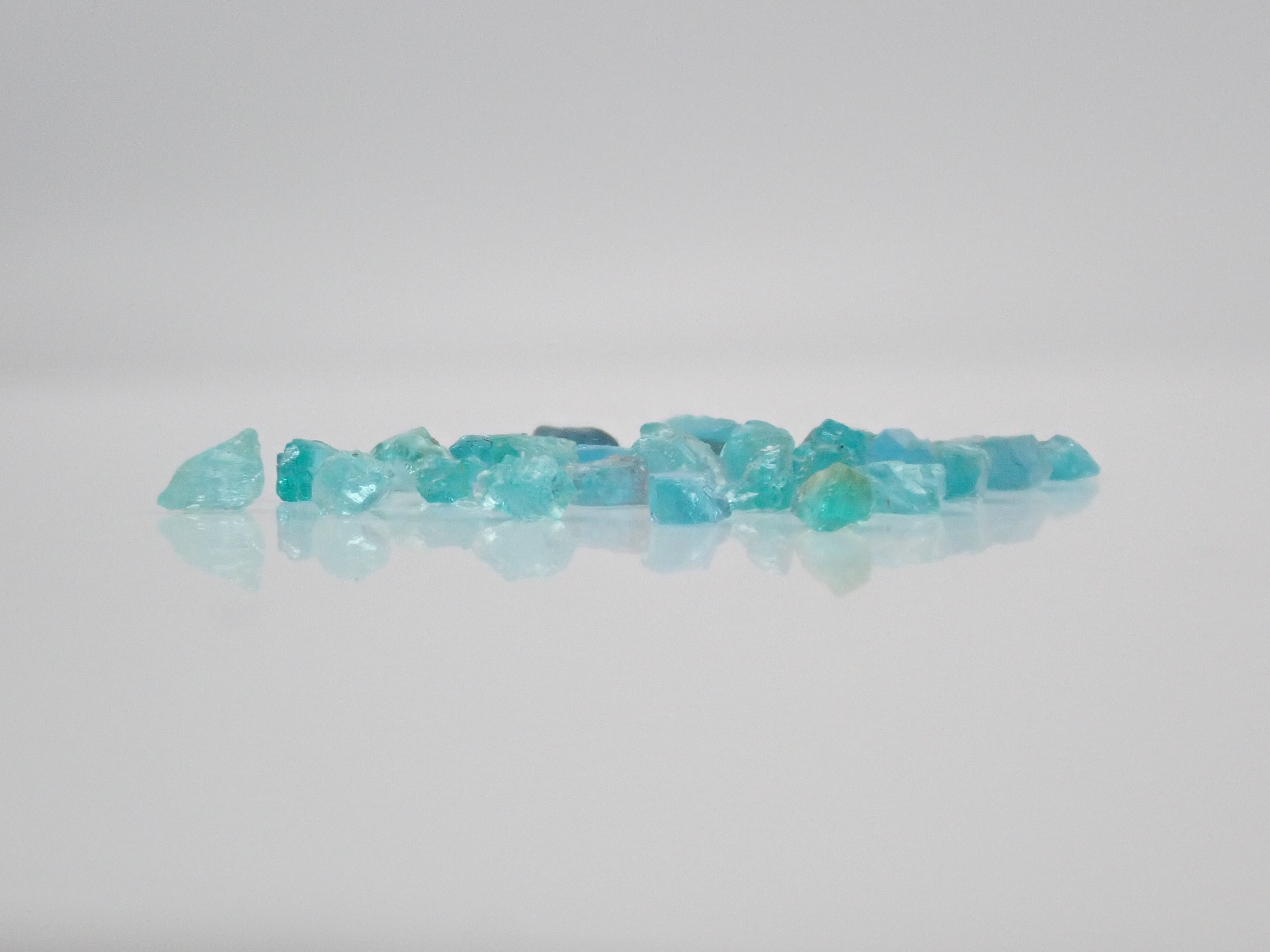 《限定25石》ブラジル産パライバトルマリン(バイカラー含む、バターリャ)原石 平均0.1ctサイズ《複数購入割引有》