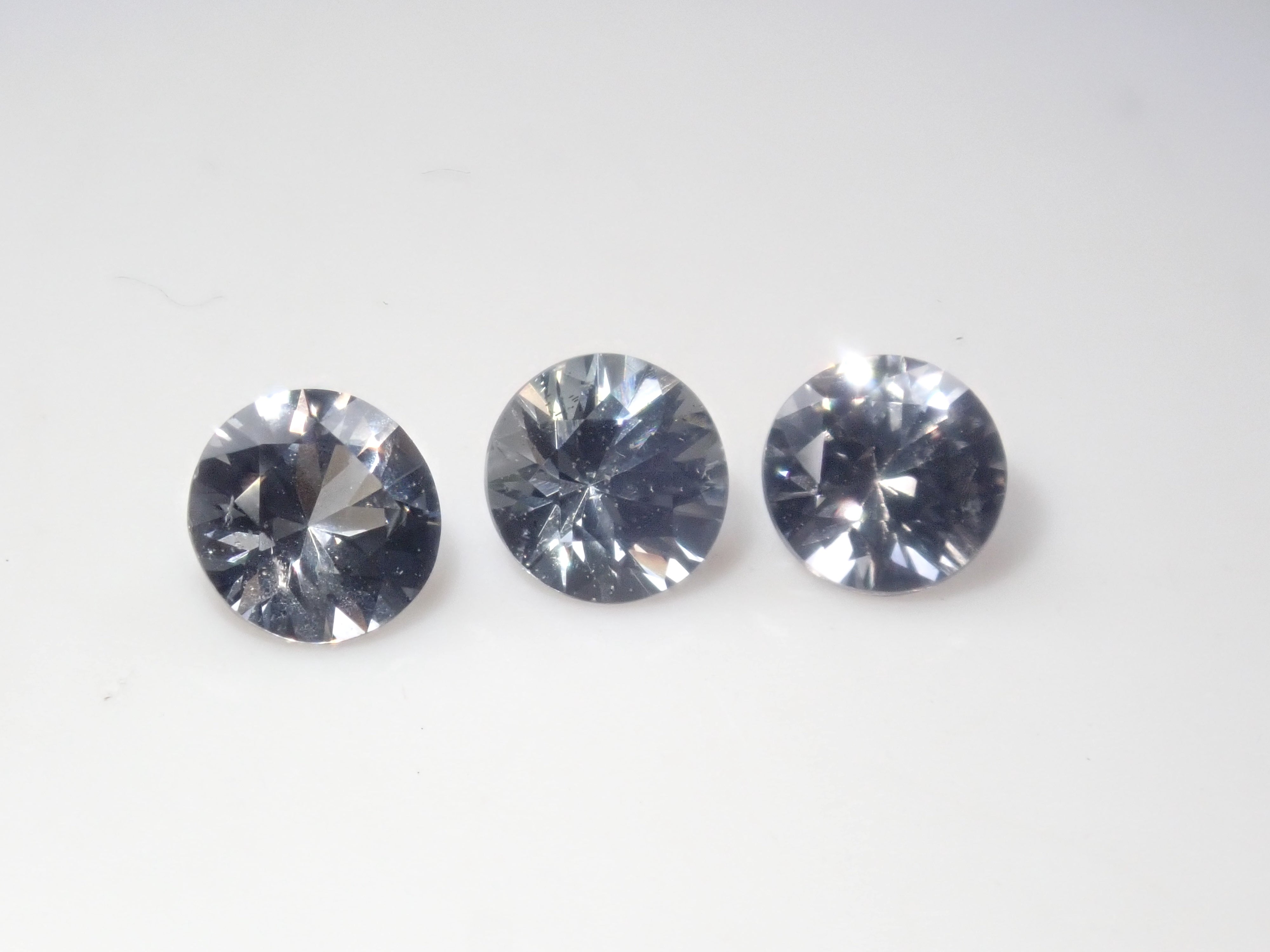 【10/12 22時販売】《限定3石》ミャンマー産グレースピネル・プラチナスピネル(4.0mm,ラウンドカット)1石ルース《複数購入割引有》