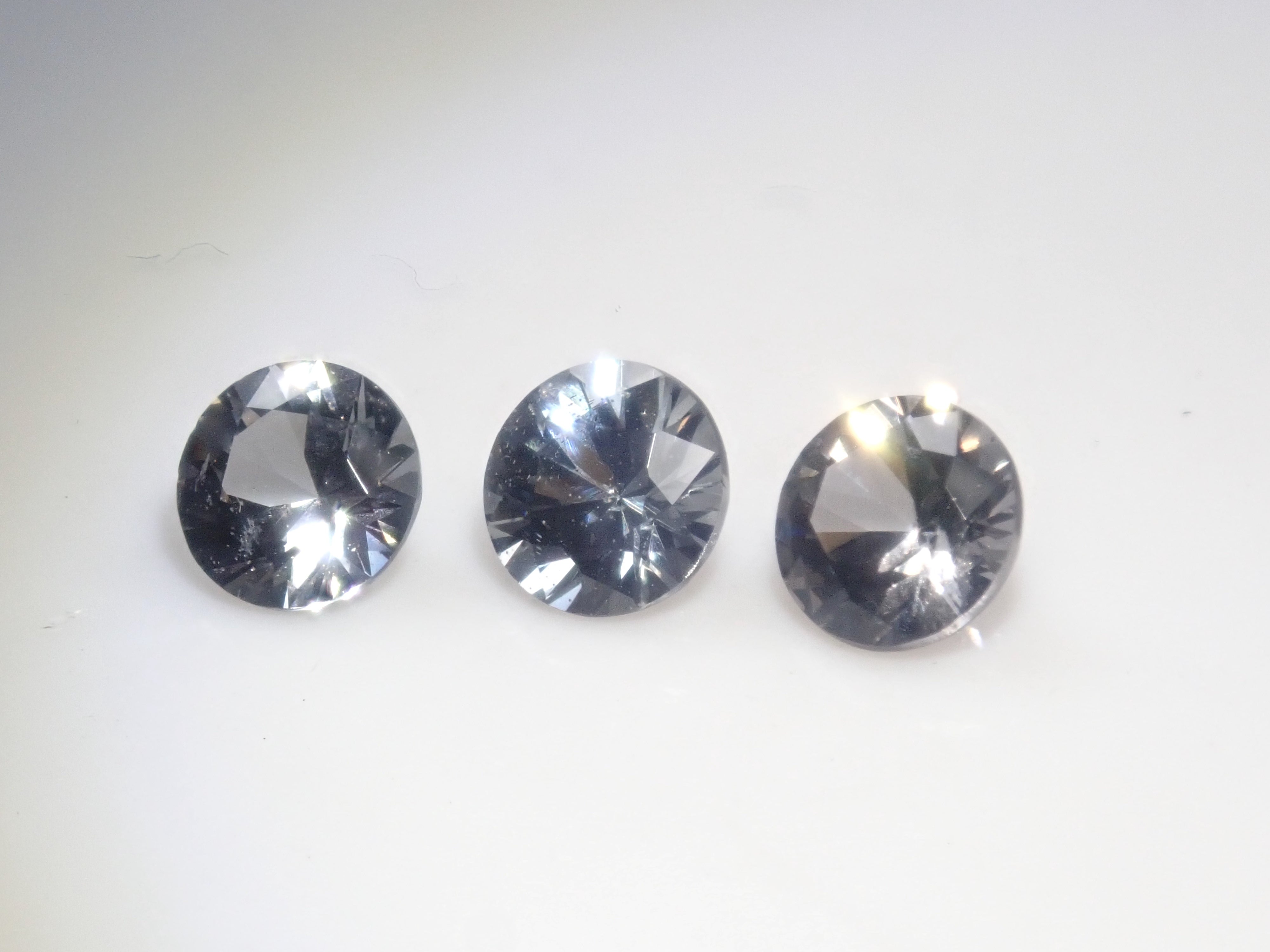 【10/12 22時販売】《限定3石》ミャンマー産グレースピネル・プラチナスピネル(4.0mm,ラウンドカット)1石ルース《複数購入割引有》