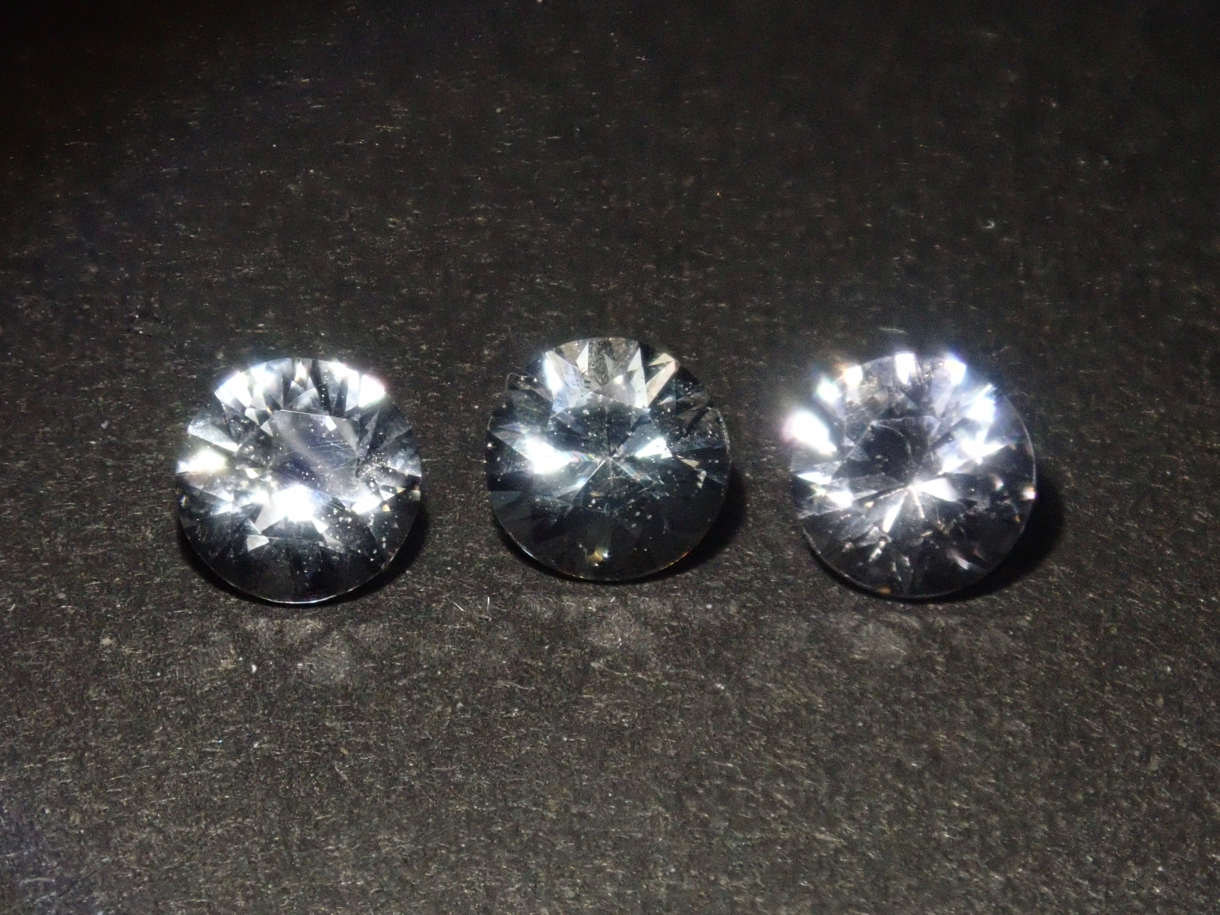 【10/12 22時販売】《限定3石》ミャンマー産グレースピネル・プラチナスピネル(4.0mm,ラウンドカット)1石ルース《複数購入割引有》