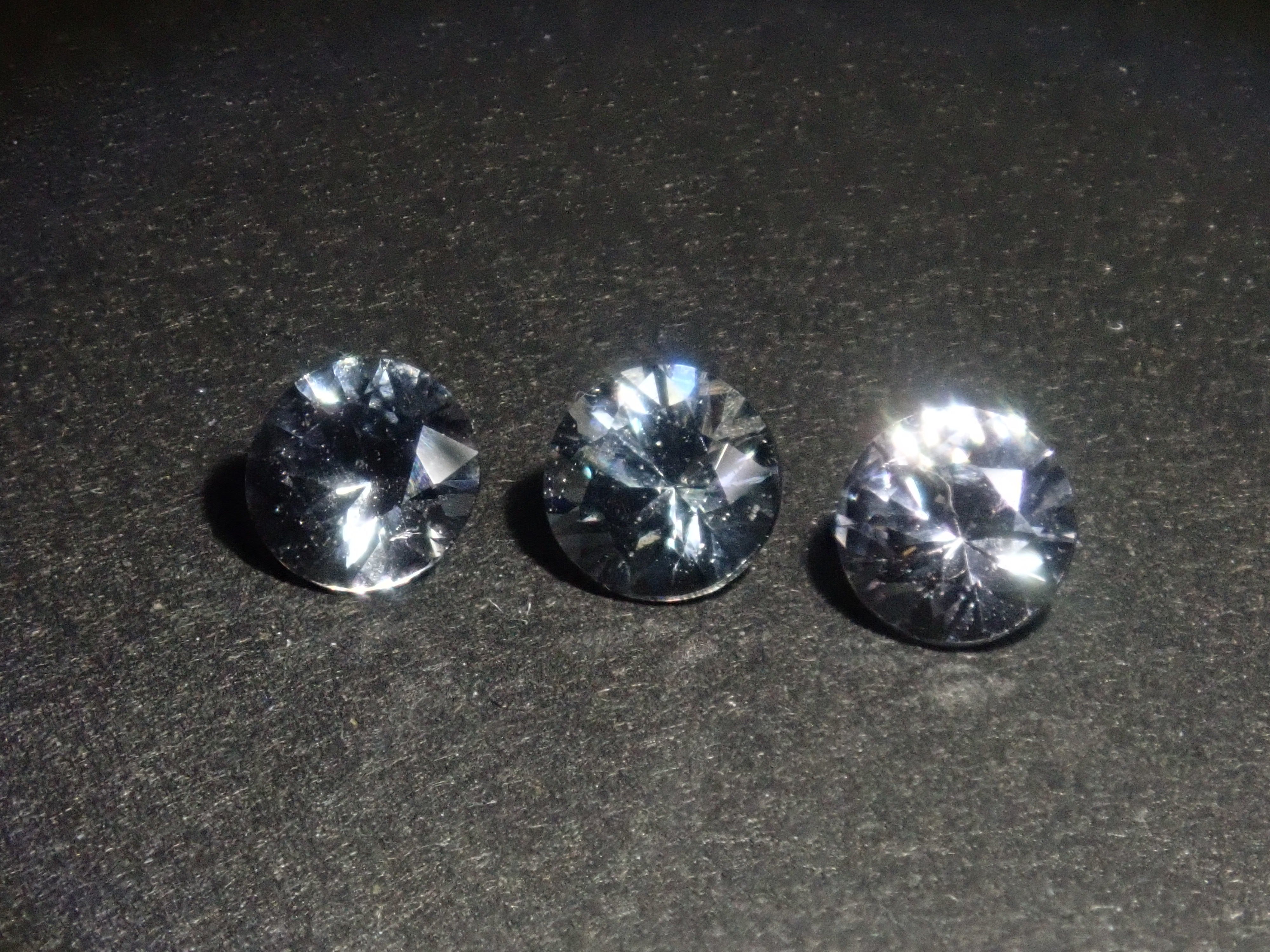 【10/12 22時販売】《限定3石》ミャンマー産グレースピネル・プラチナスピネル(4.0mm,ラウンドカット)1石ルース《複数購入割引有》