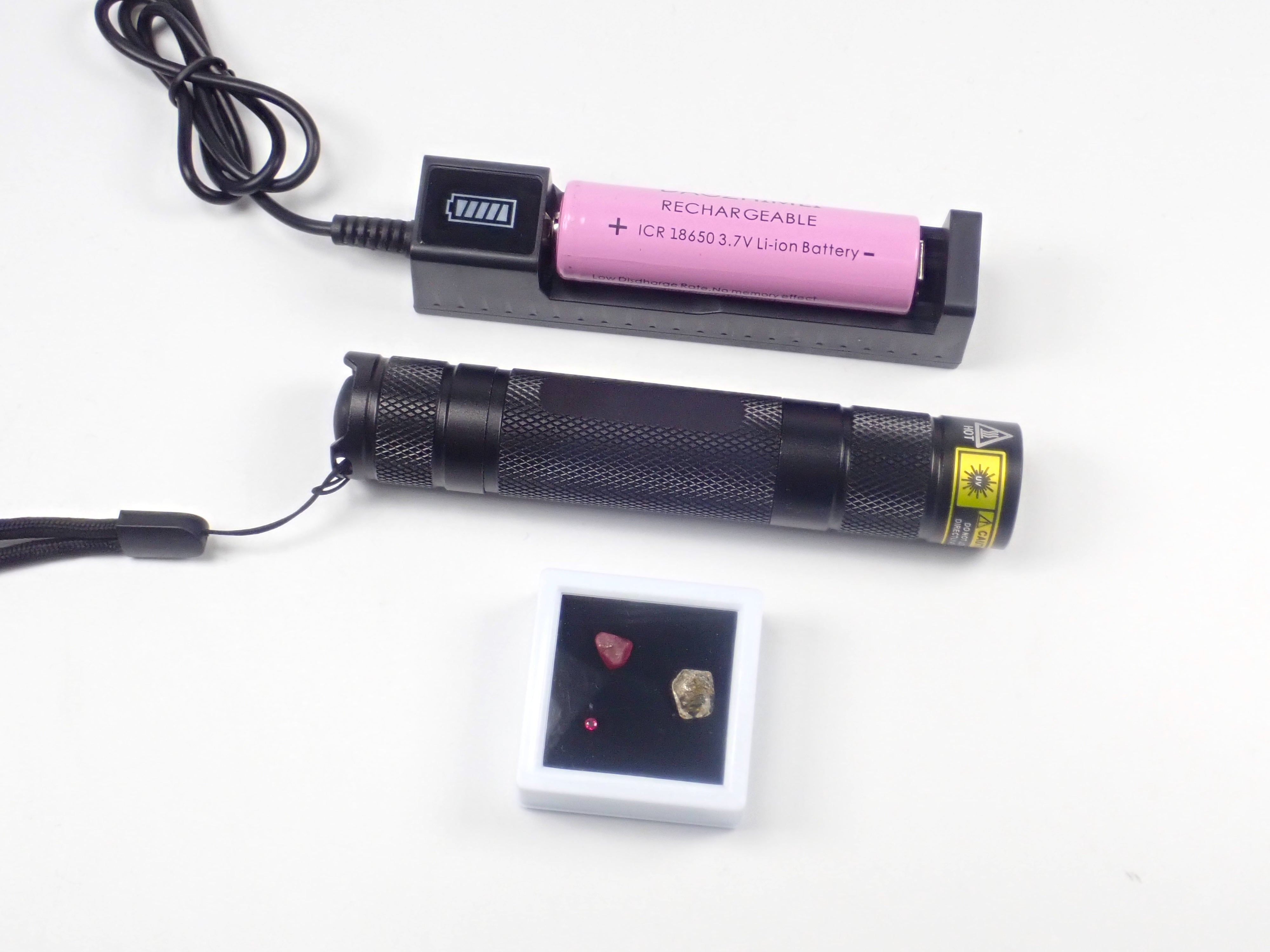 【宝石商の道具】ブラックライト・ルース3点(ルビー・レッドスピネル原石・オイルインクォーツ)充電式電池付き