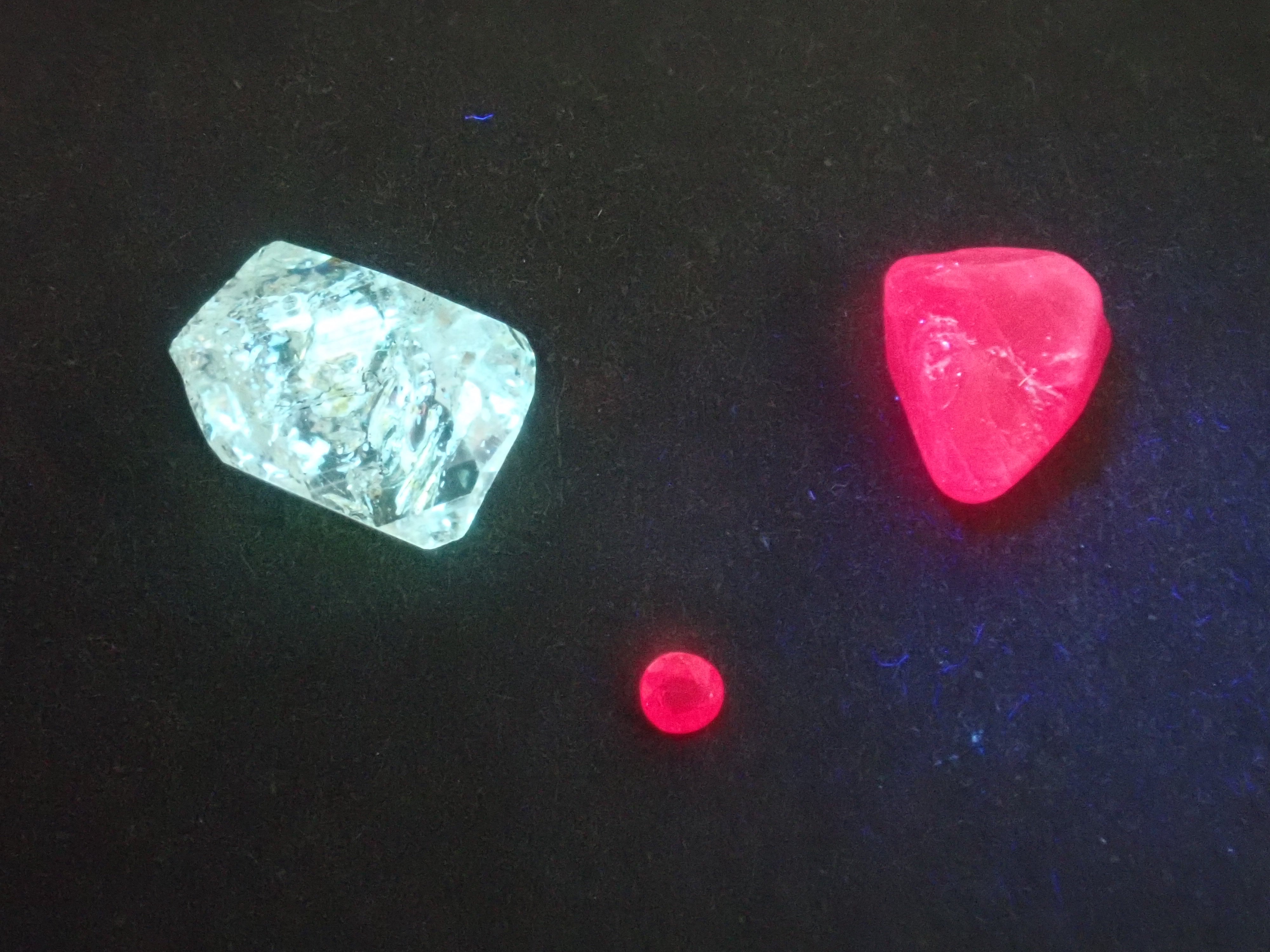 【宝石商の道具】ブラックライト・ルース3点(ルビー・レッドスピネル原石・オイルインクォーツ)充電式電池付き