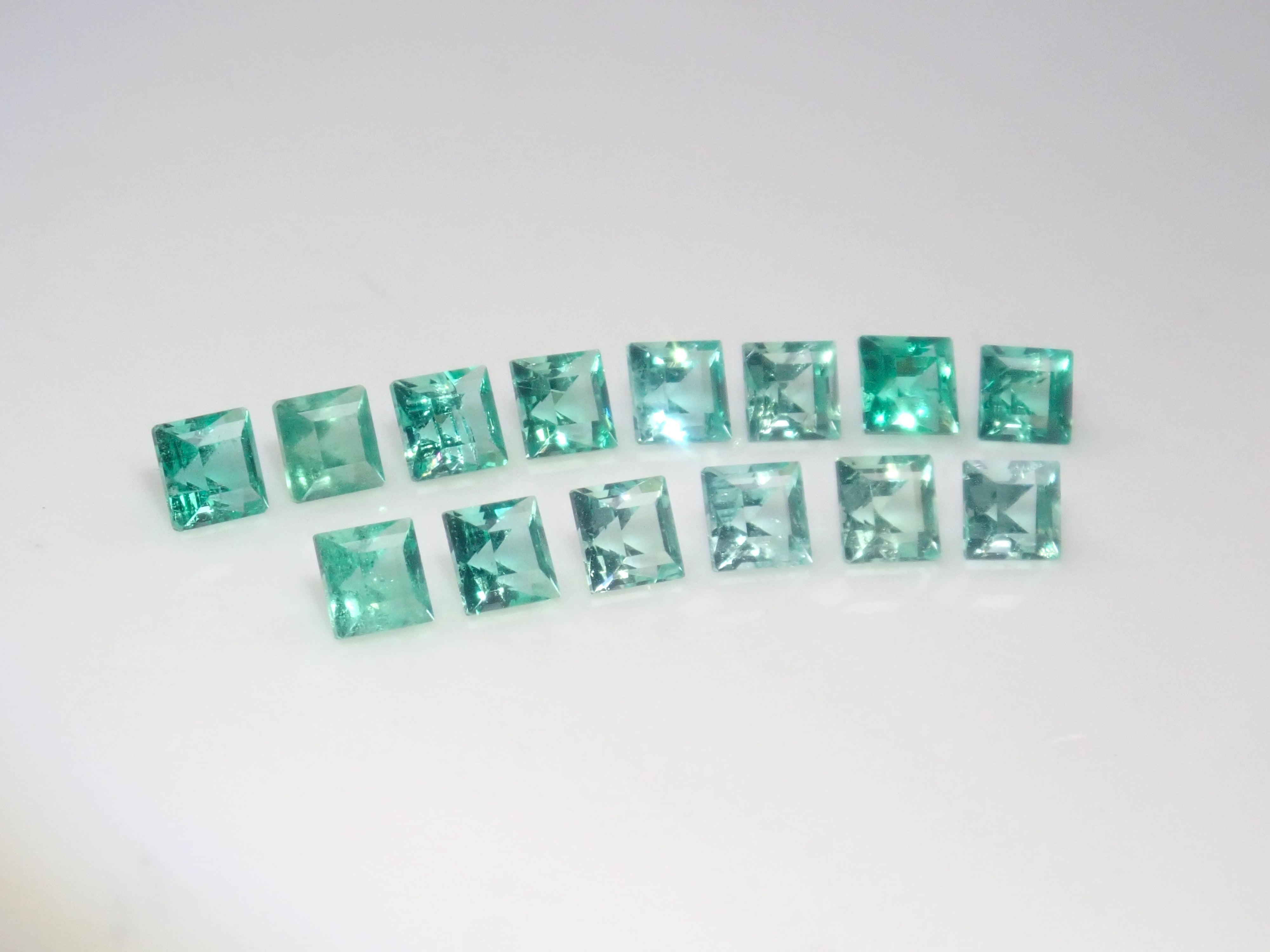 【11/3 22時販売】ロシア産ノンオイルエメラルド1石ルース(2.1mm,スクエアカット)《複数購入割引有》