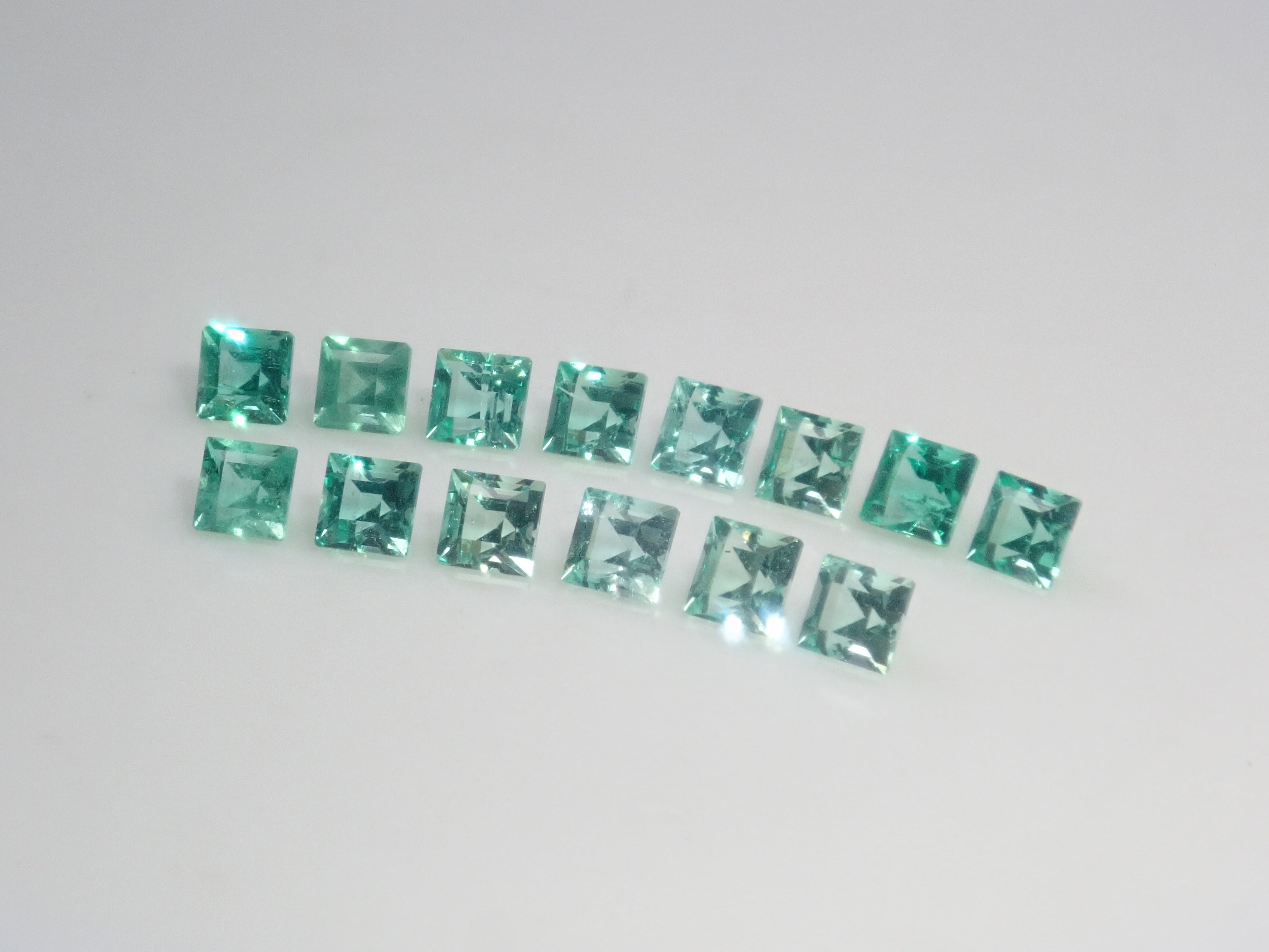 【11/3 22時販売】ロシア産ノンオイルエメラルド1石ルース(2.1mm,スクエアカット)《複数購入割引有》