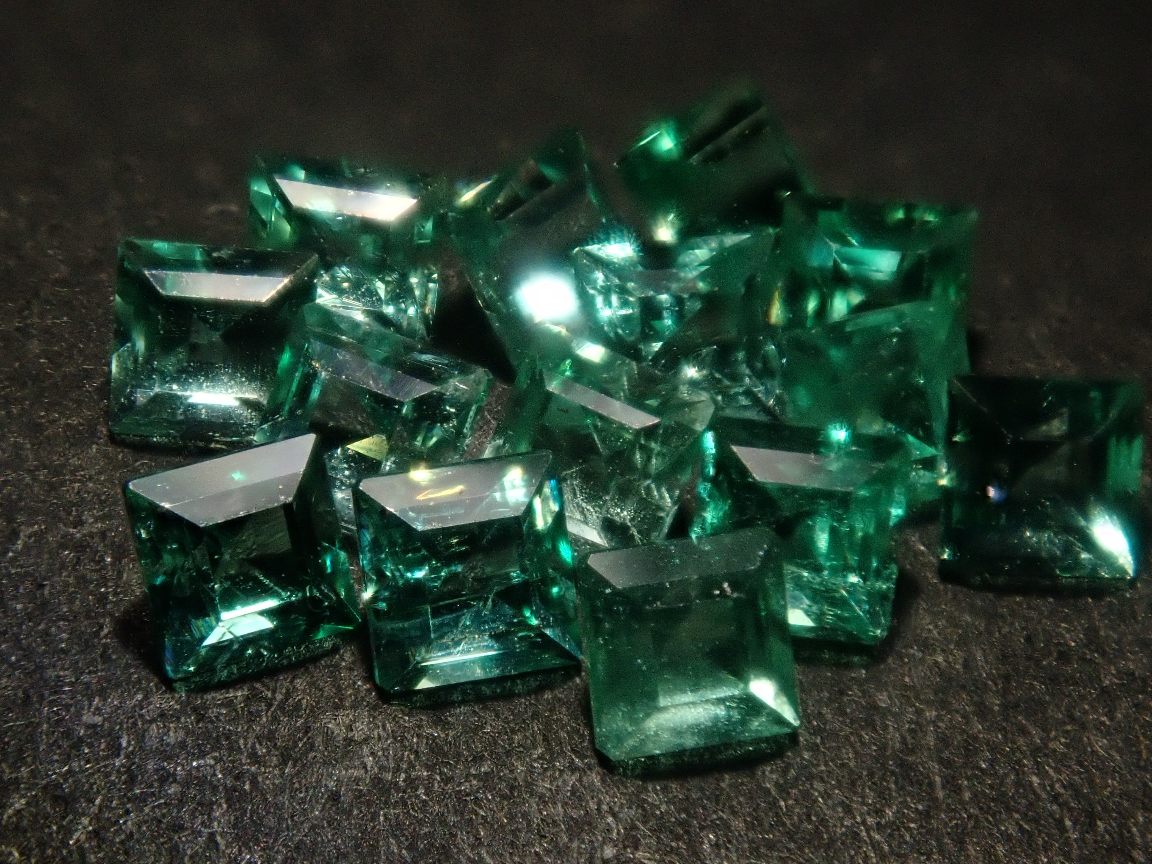 【11/3 22時販売】ロシア産ノンオイルエメラルド1石ルース(2.1mm,スクエアカット)《複数購入割引有》