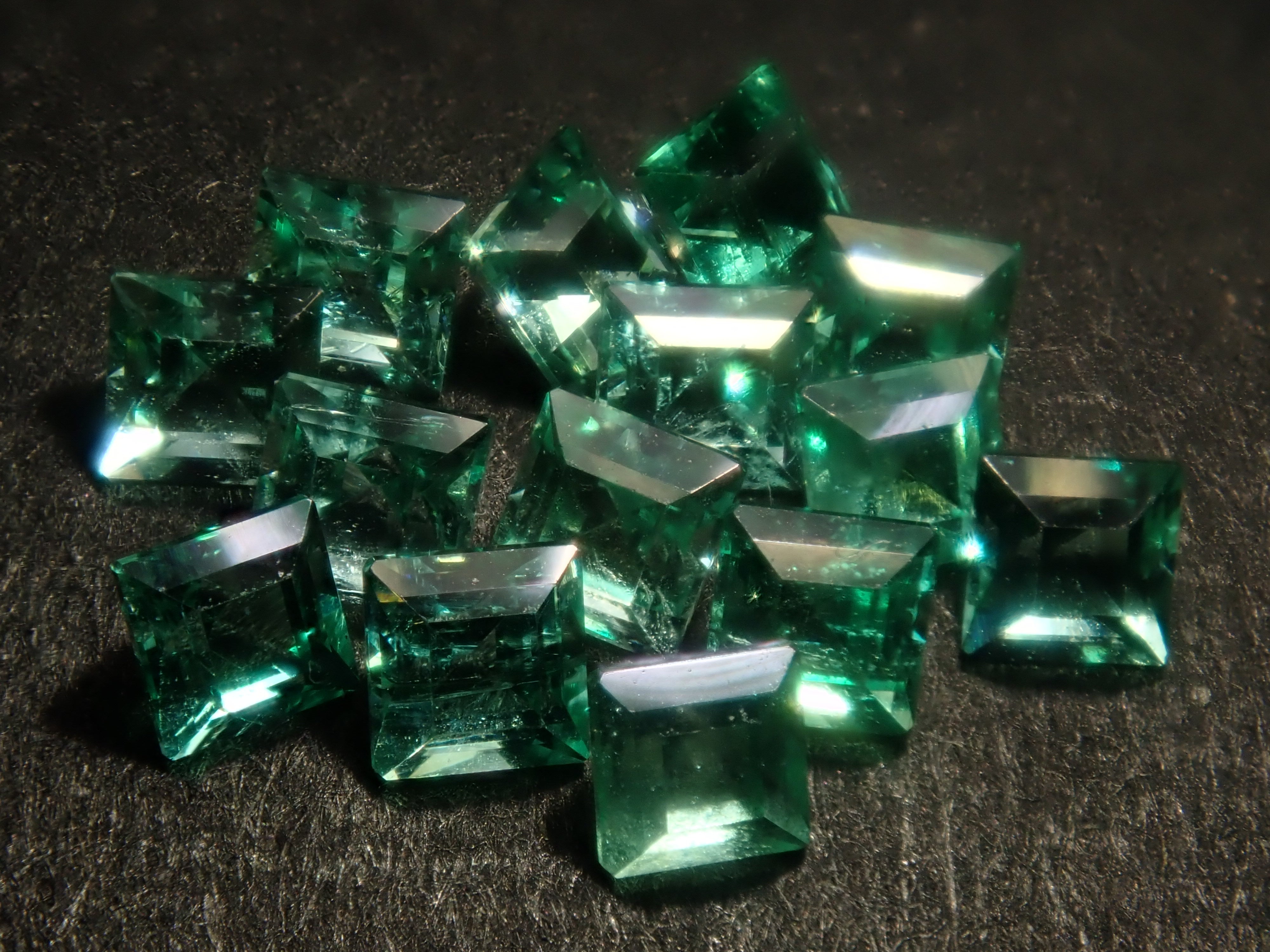 【11/3 22時販売】ロシア産ノンオイルエメラルド1石ルース(2.1mm,スクエアカット)《複数購入割引有》