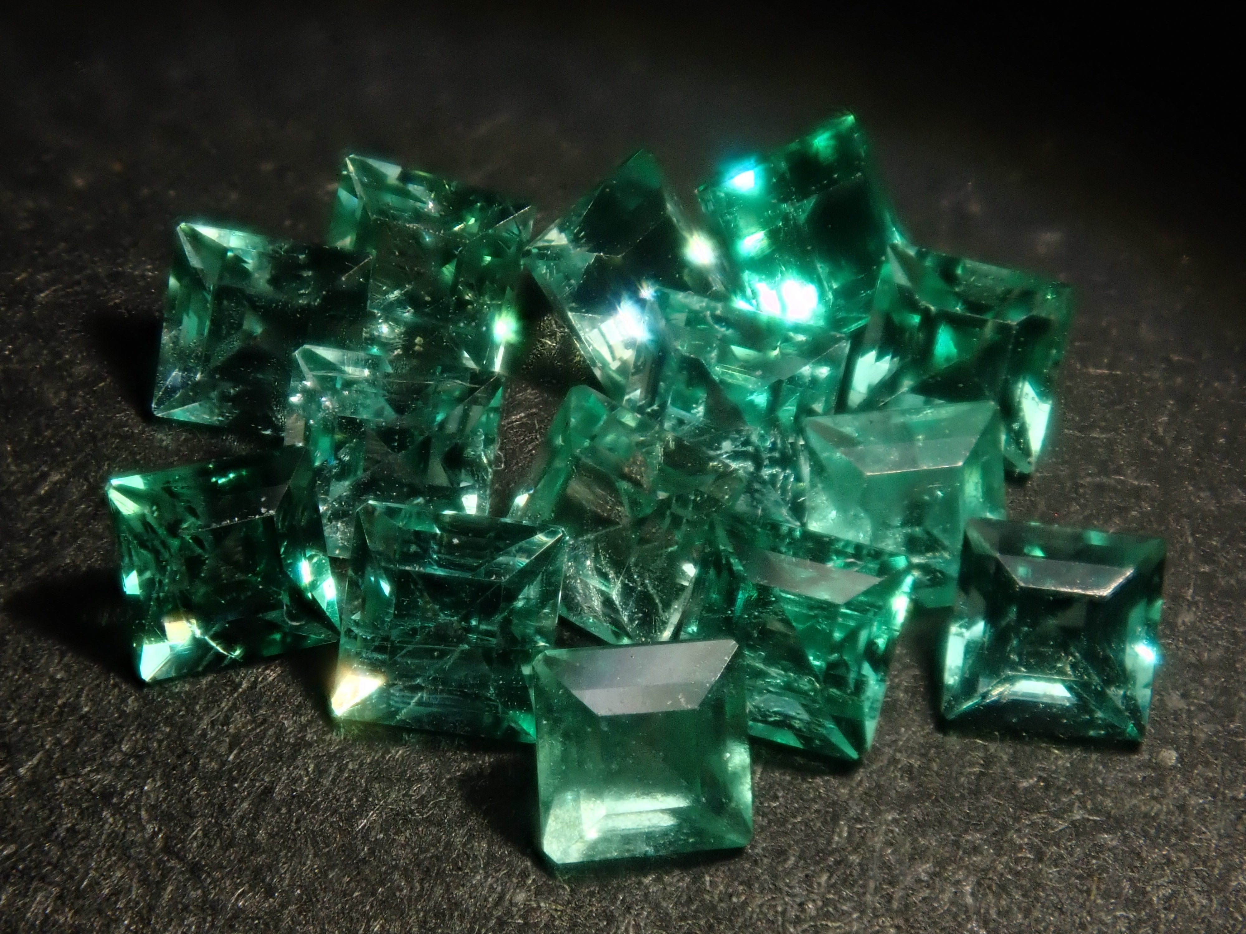 【11/3 22時販売】ロシア産ノンオイルエメラルド1石ルース(2.1mm,スクエアカット)《複数購入割引有》