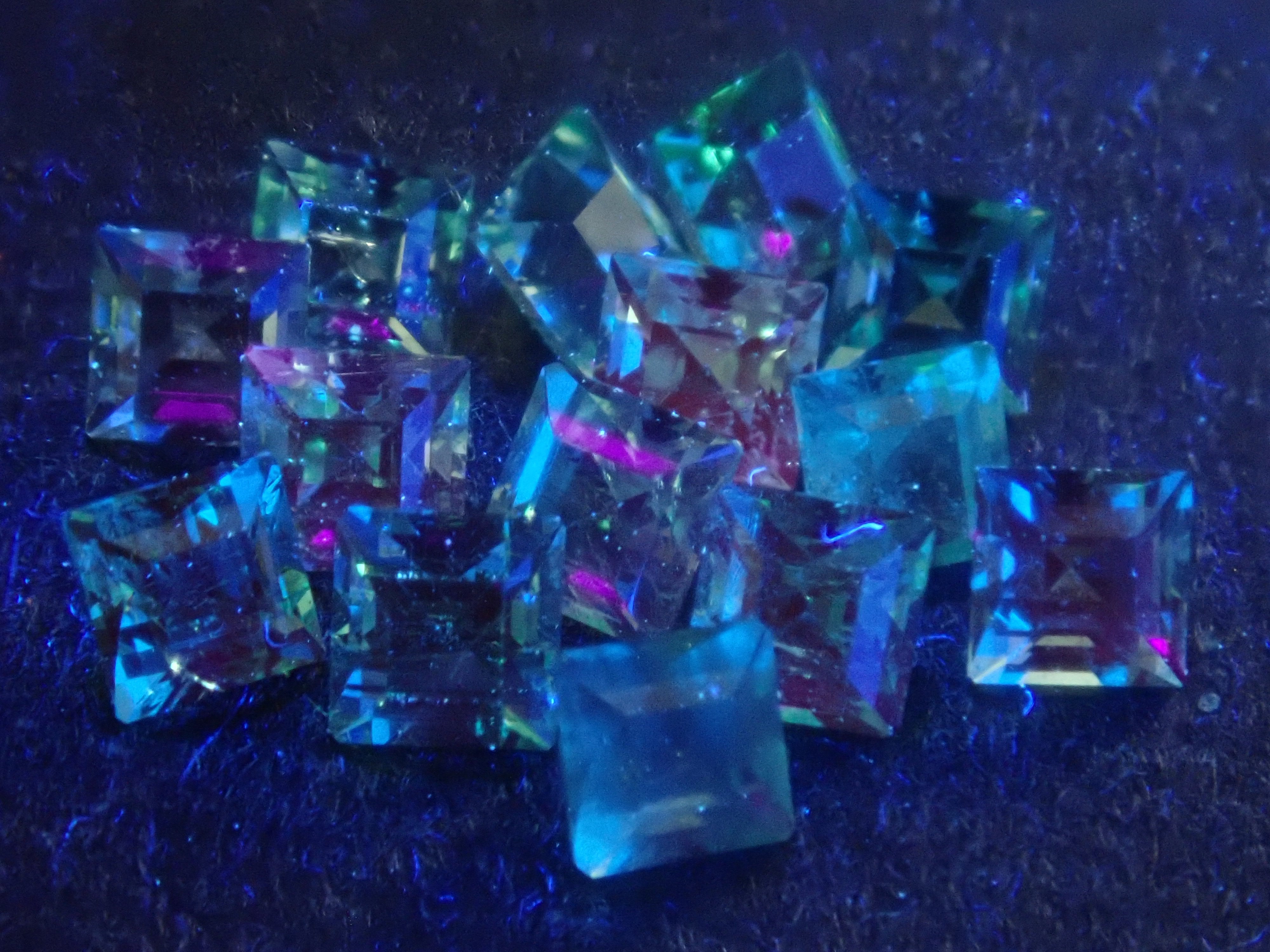 【11/3 22時販売】ロシア産ノンオイルエメラルド1石ルース(2.1mm,スクエアカット)《複数購入割引有》