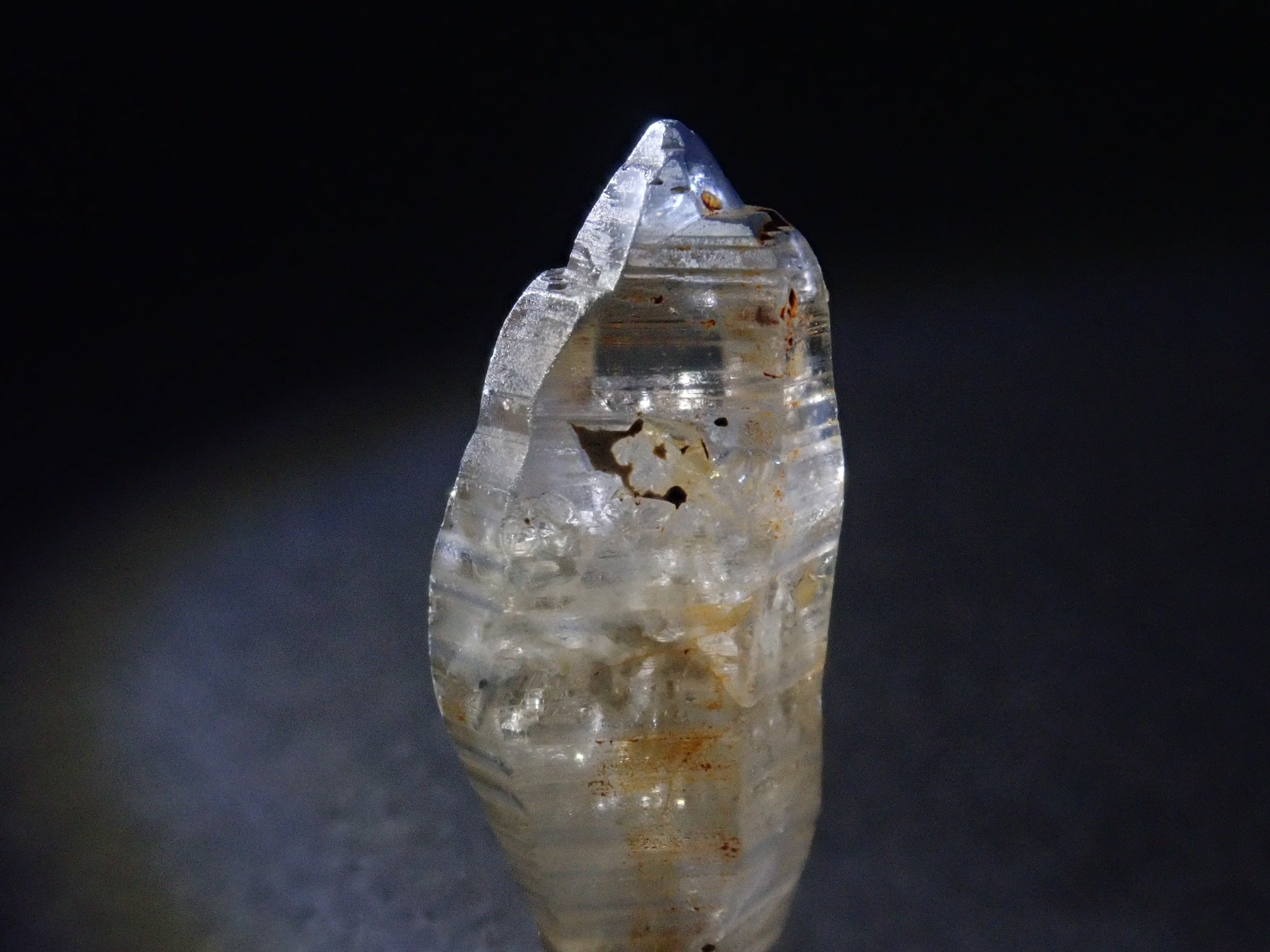 スリランカ産グラスボディ(サファイアクリスタル) 8.654ct原石