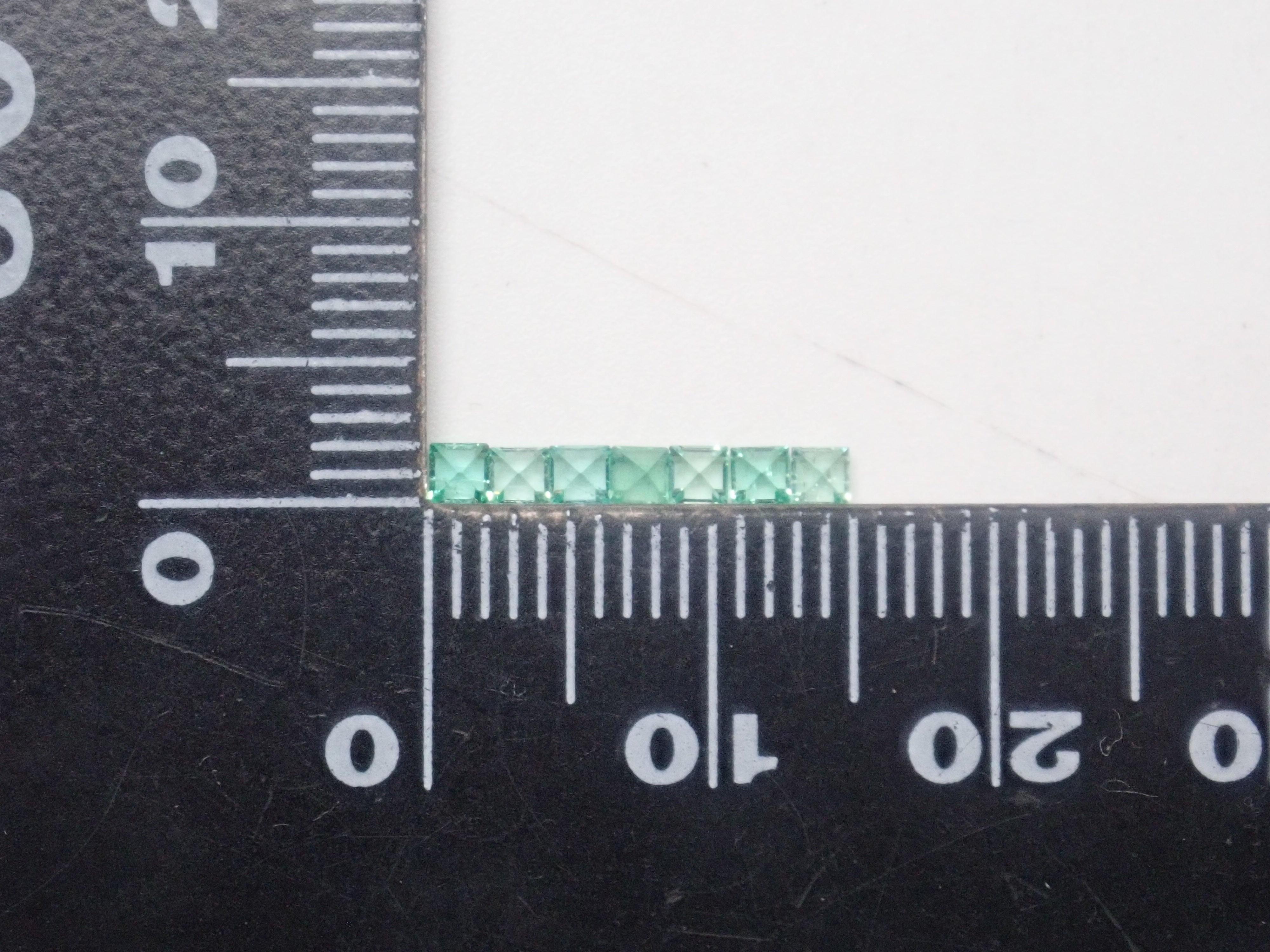 【11/3 22時販売】ロシア産ノンオイルエメラルド1石ルース(2.1mm,スクエアカット)《複数購入割引有》