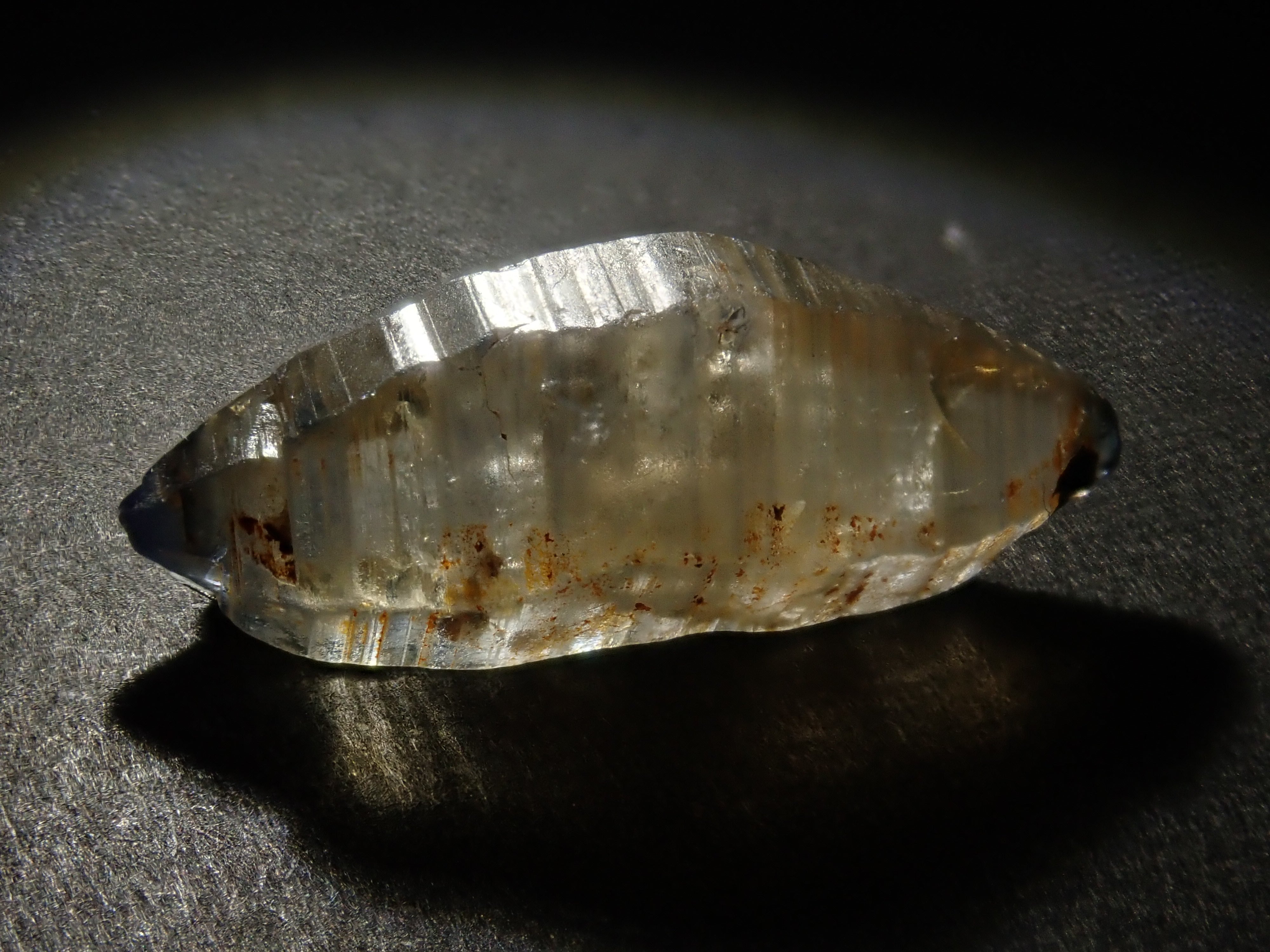 スリランカ産グラスボディ(サファイアクリスタル) 8.654ct原石