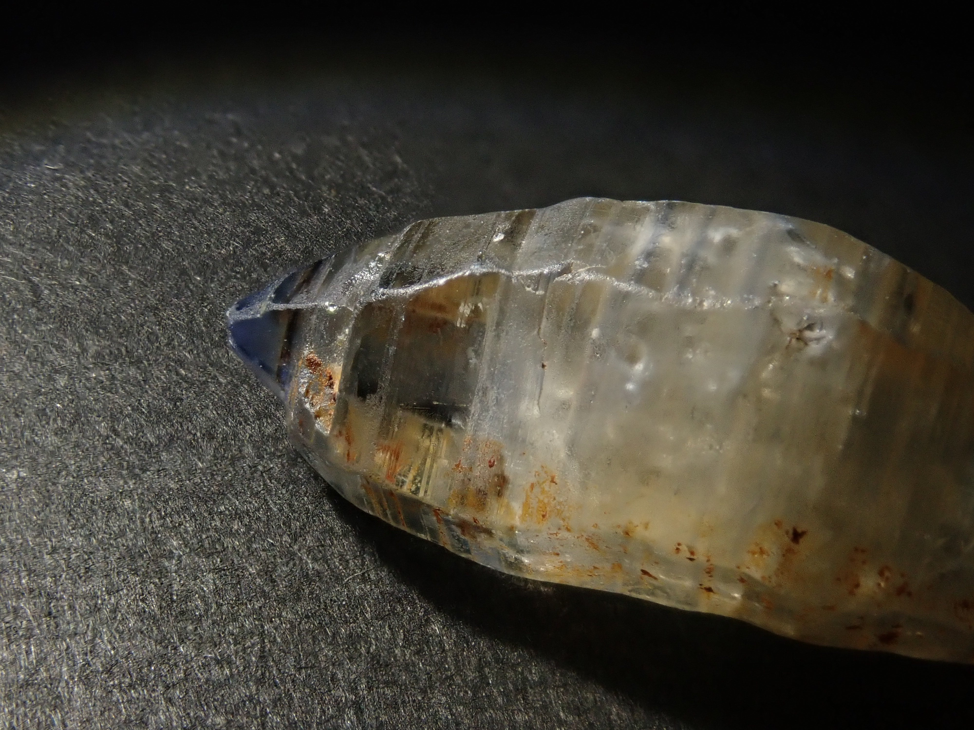 スリランカ産グラスボディ(サファイアクリスタル) 8.654ct原石