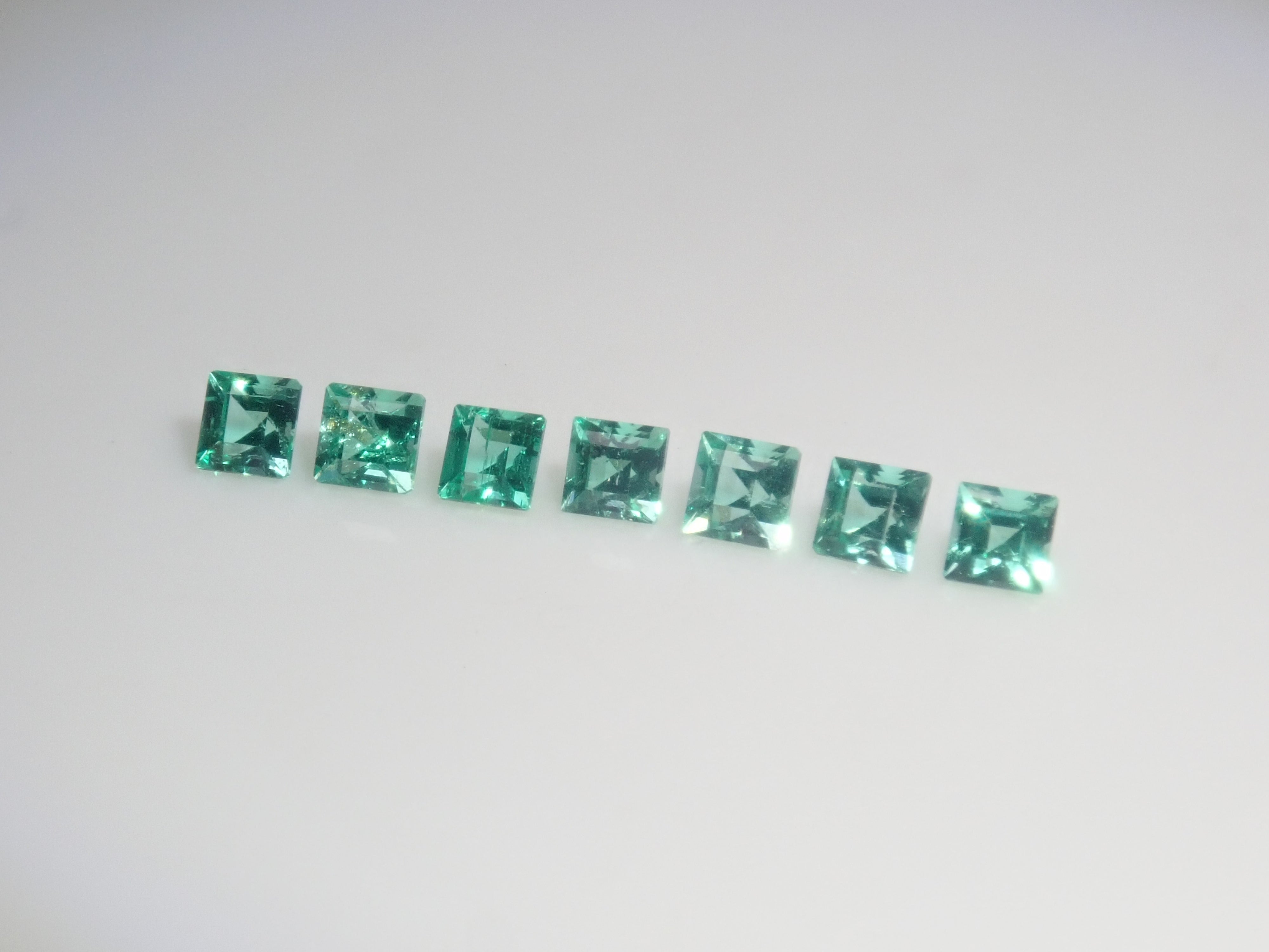 【9/12 22時販売】《限定7石》ロシア産ノンオイルエメラルド1石ルース(1.5-1.6mm,ステップカット)《複数購入割引有》