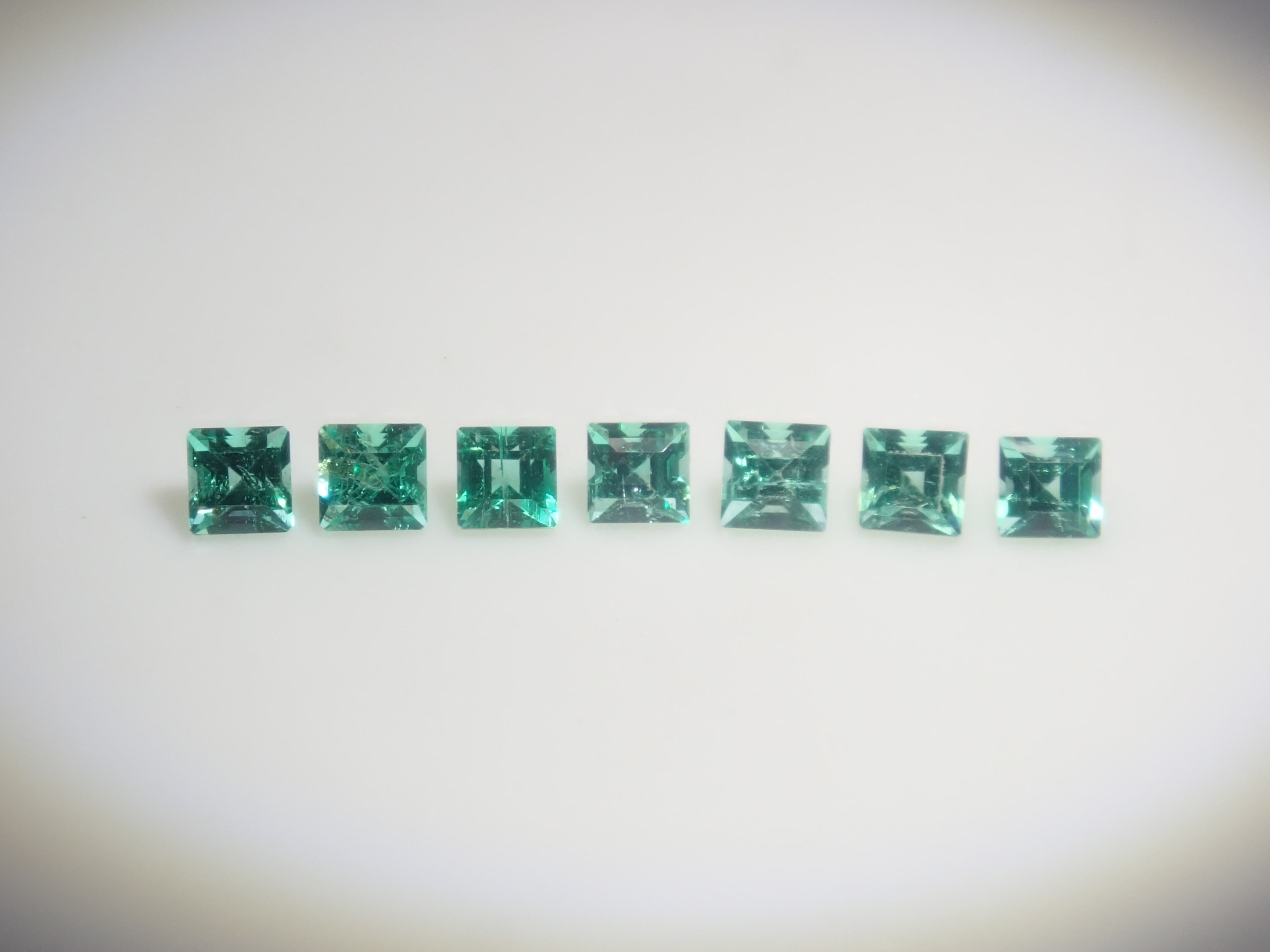 【9/12 22時販売】《限定7石》ロシア産ノンオイルエメラルド1石ルース(1.5-1.6mm,ステップカット)《複数購入割引有》