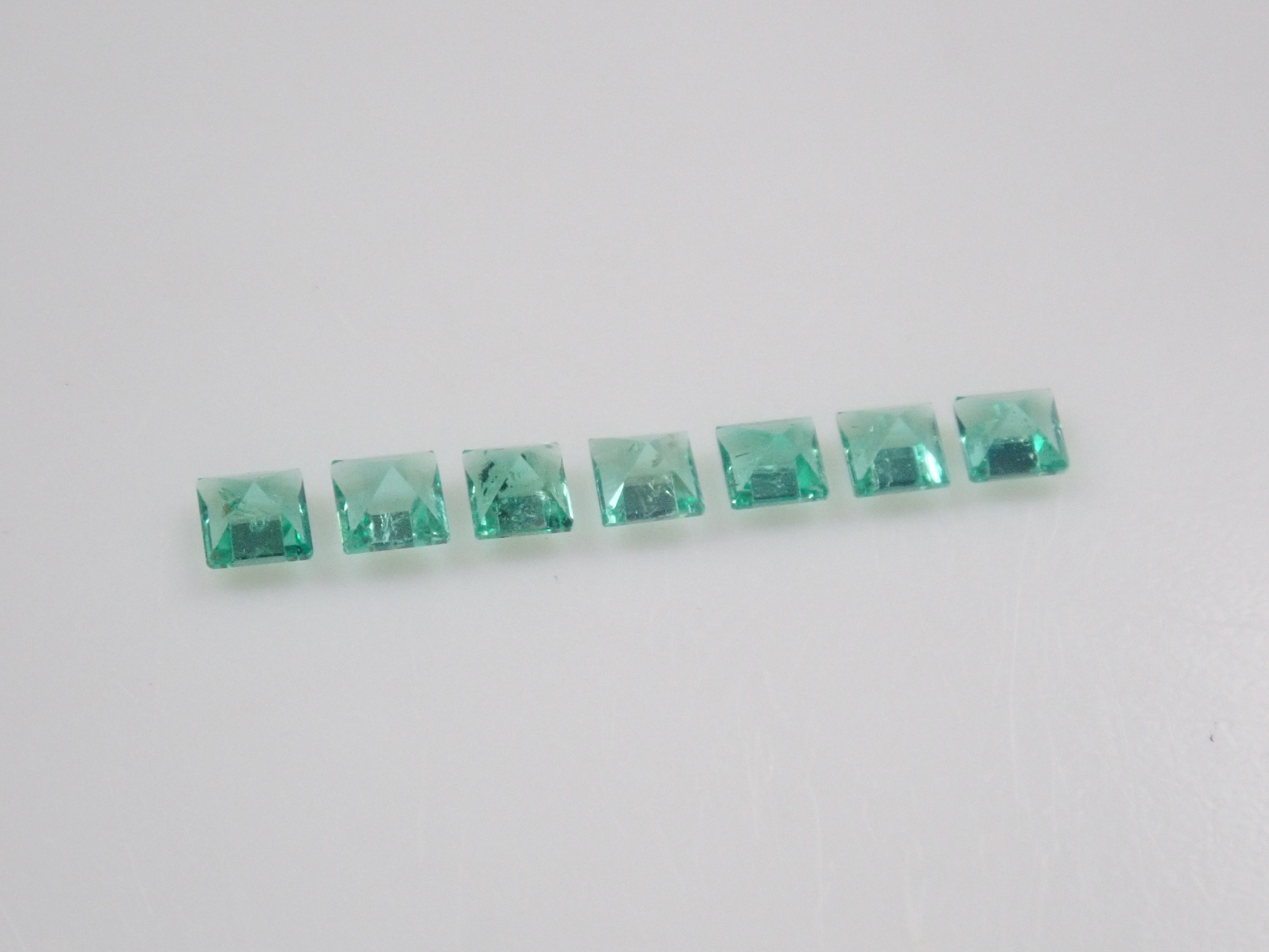 【9/12 22時販売】《限定7石》ロシア産ノンオイルエメラルド1石ルース(1.5-1.6mm,ステップカット)《複数購入割引有》