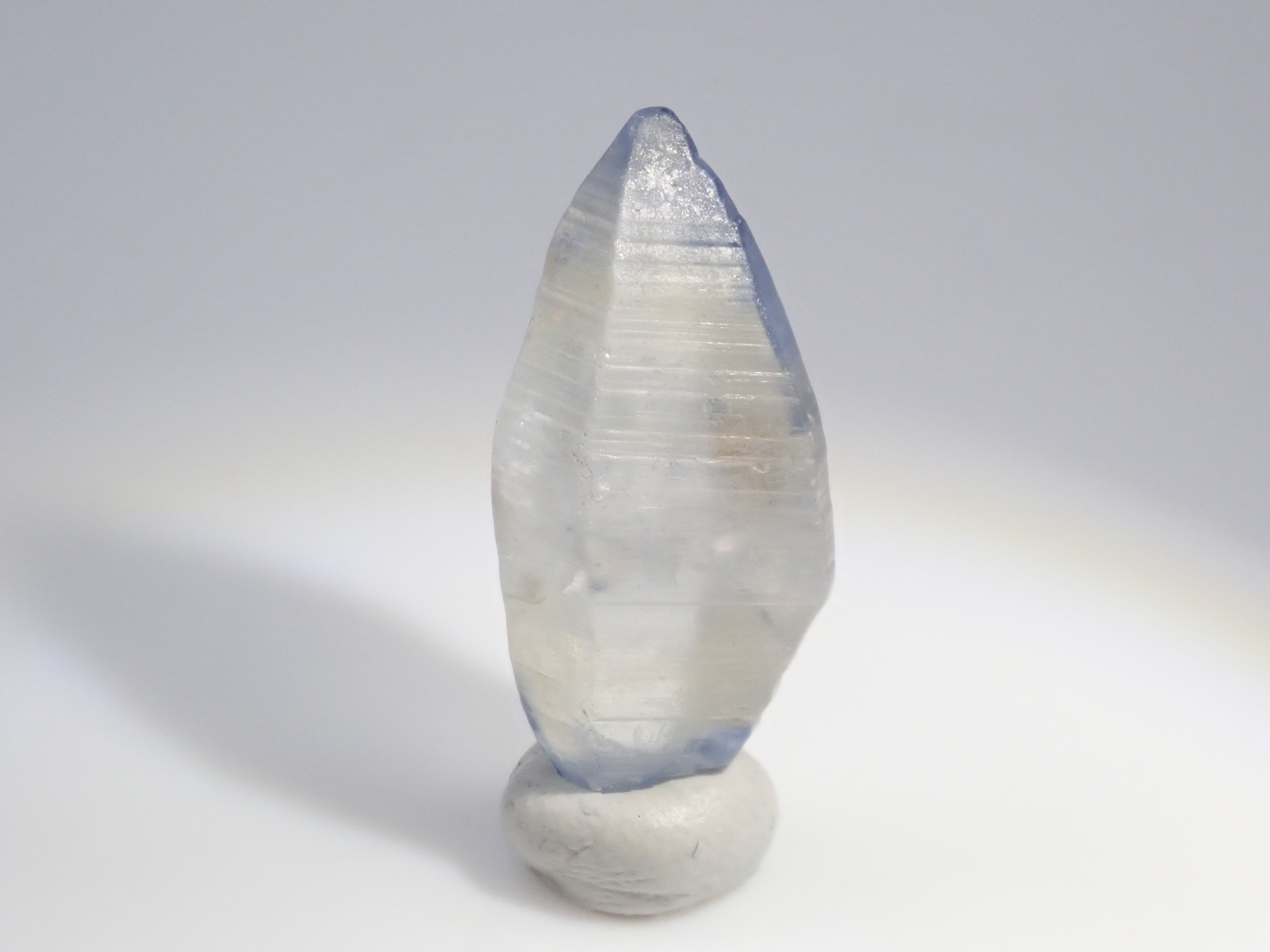 スリランカ産グラスボディ(サファイアクリスタル) 7.983ct原石