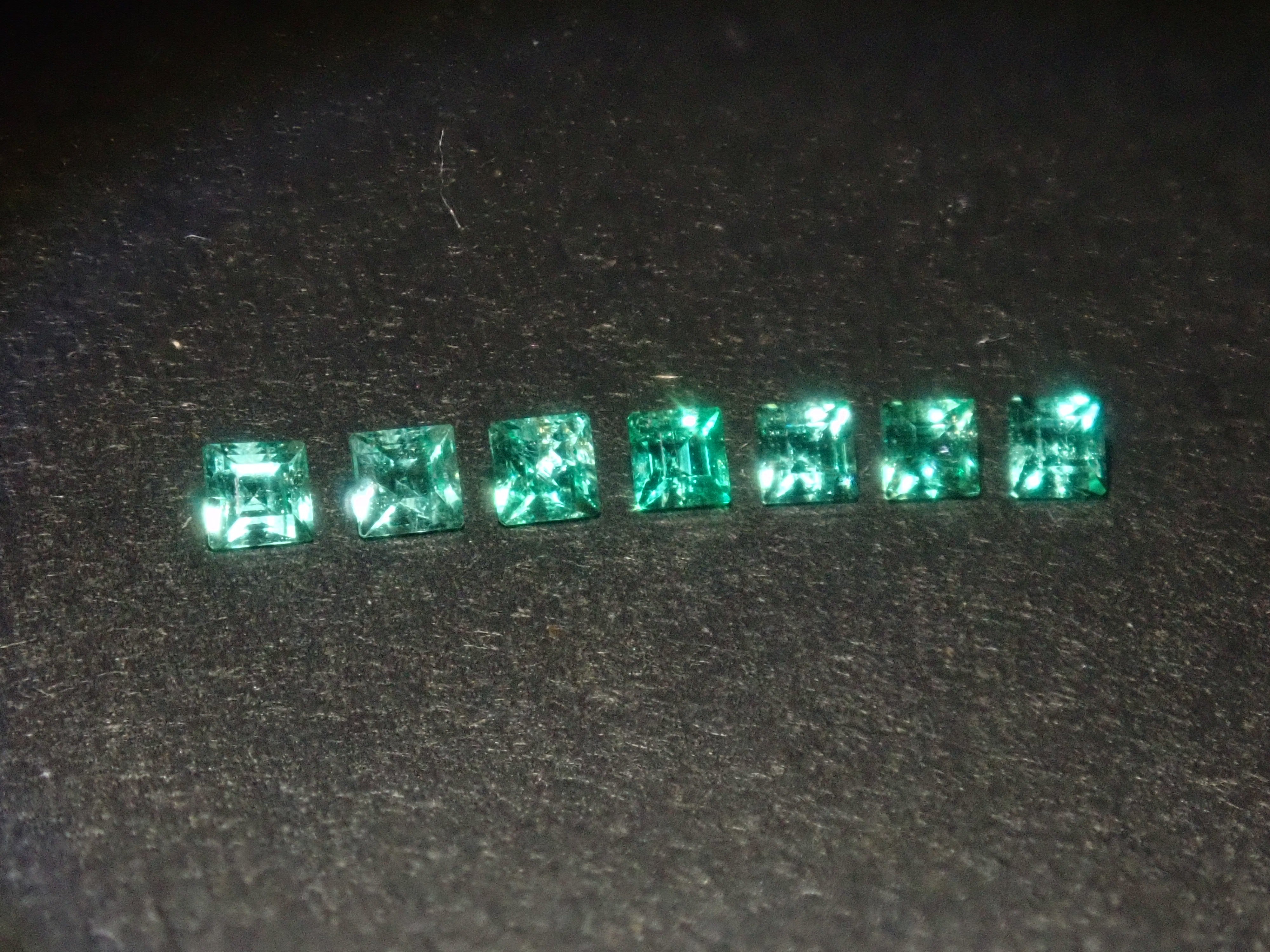 【9/12 22時販売】《限定7石》ロシア産ノンオイルエメラルド1石ルース(1.5-1.6mm,ステップカット)《複数購入割引有》