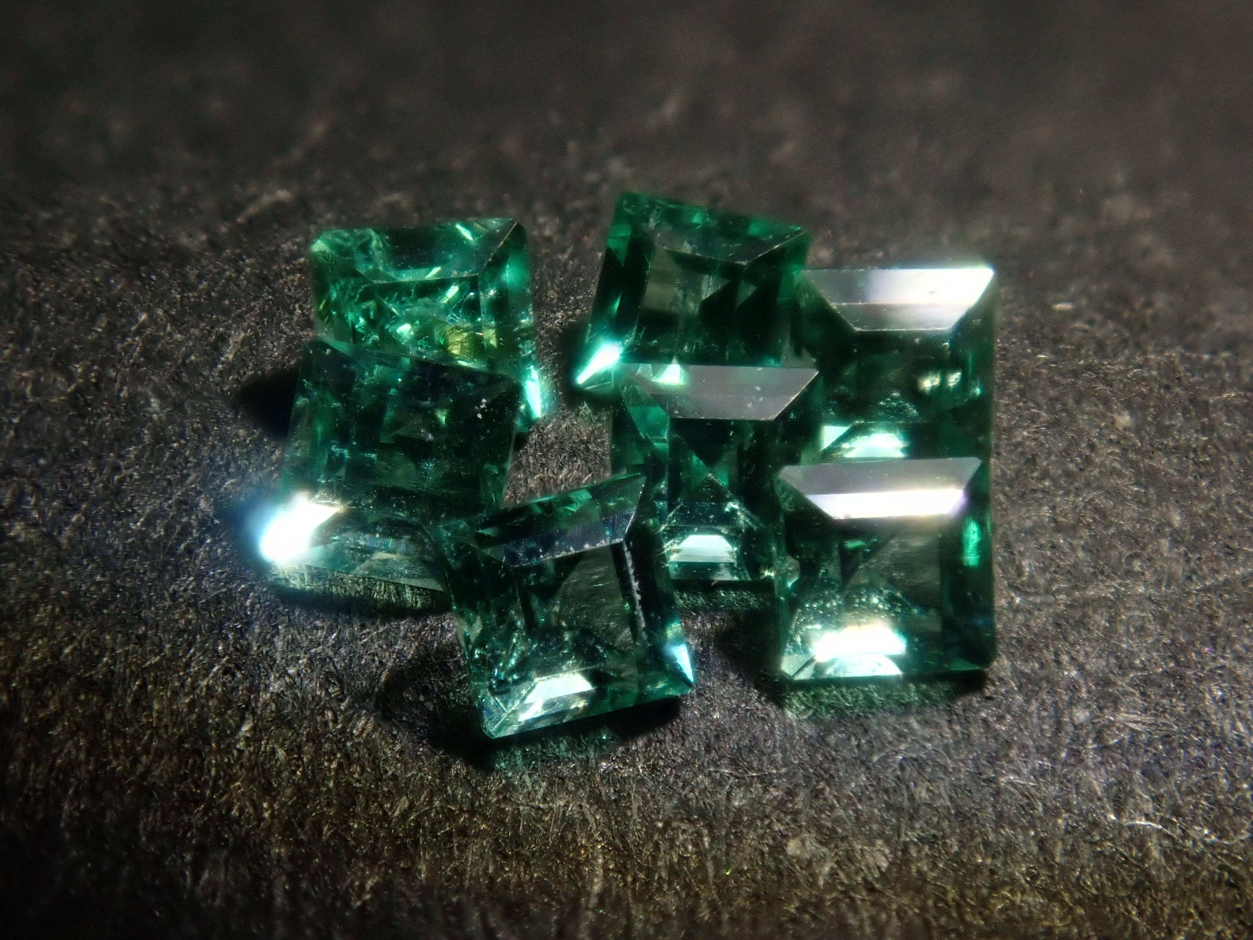 【9/12 22時販売】《限定7石》ロシア産ノンオイルエメラルド1石ルース(1.5-1.6mm,ステップカット)《複数購入割引有》
