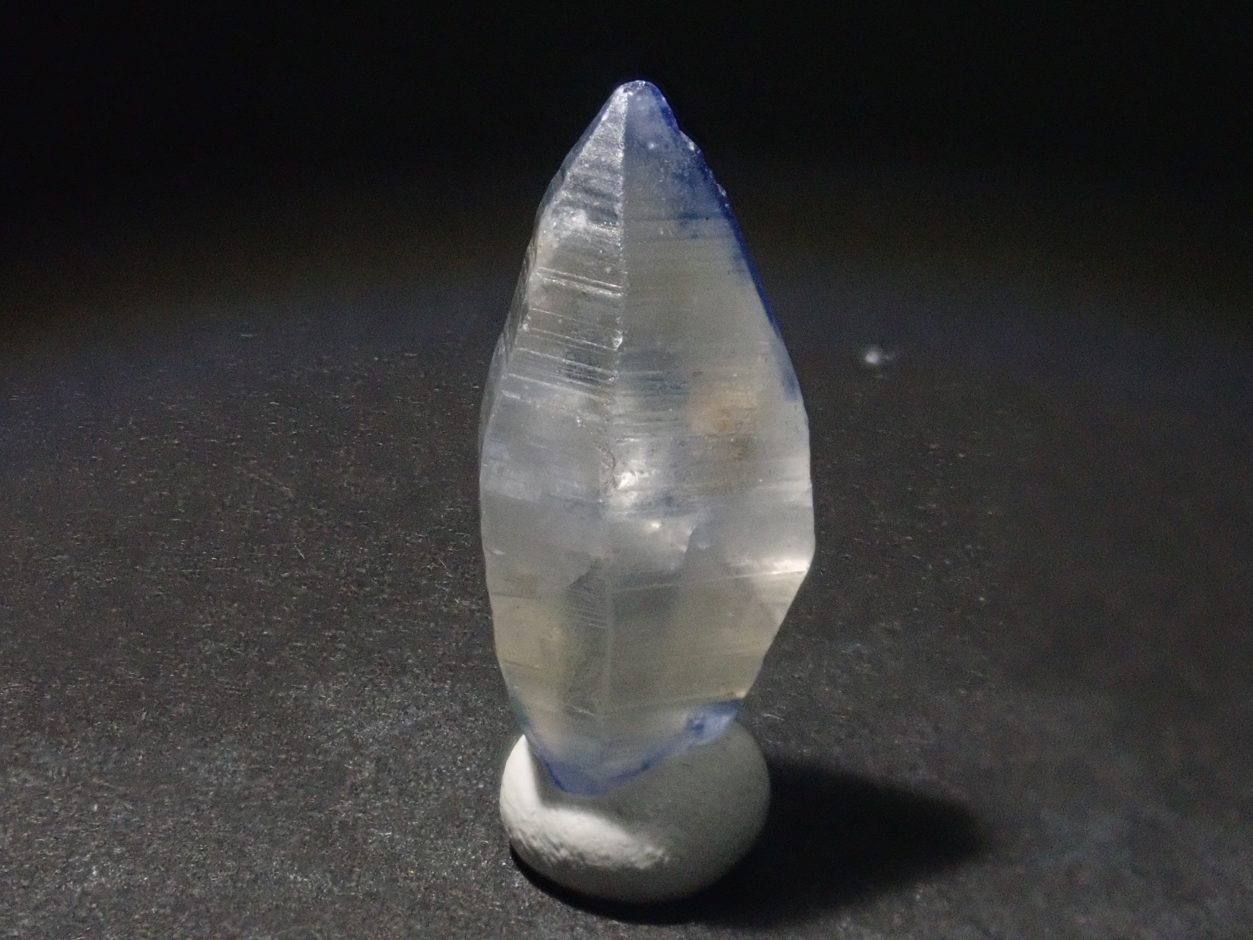 スリランカ産グラスボディ(サファイアクリスタル) 7.983ct原石