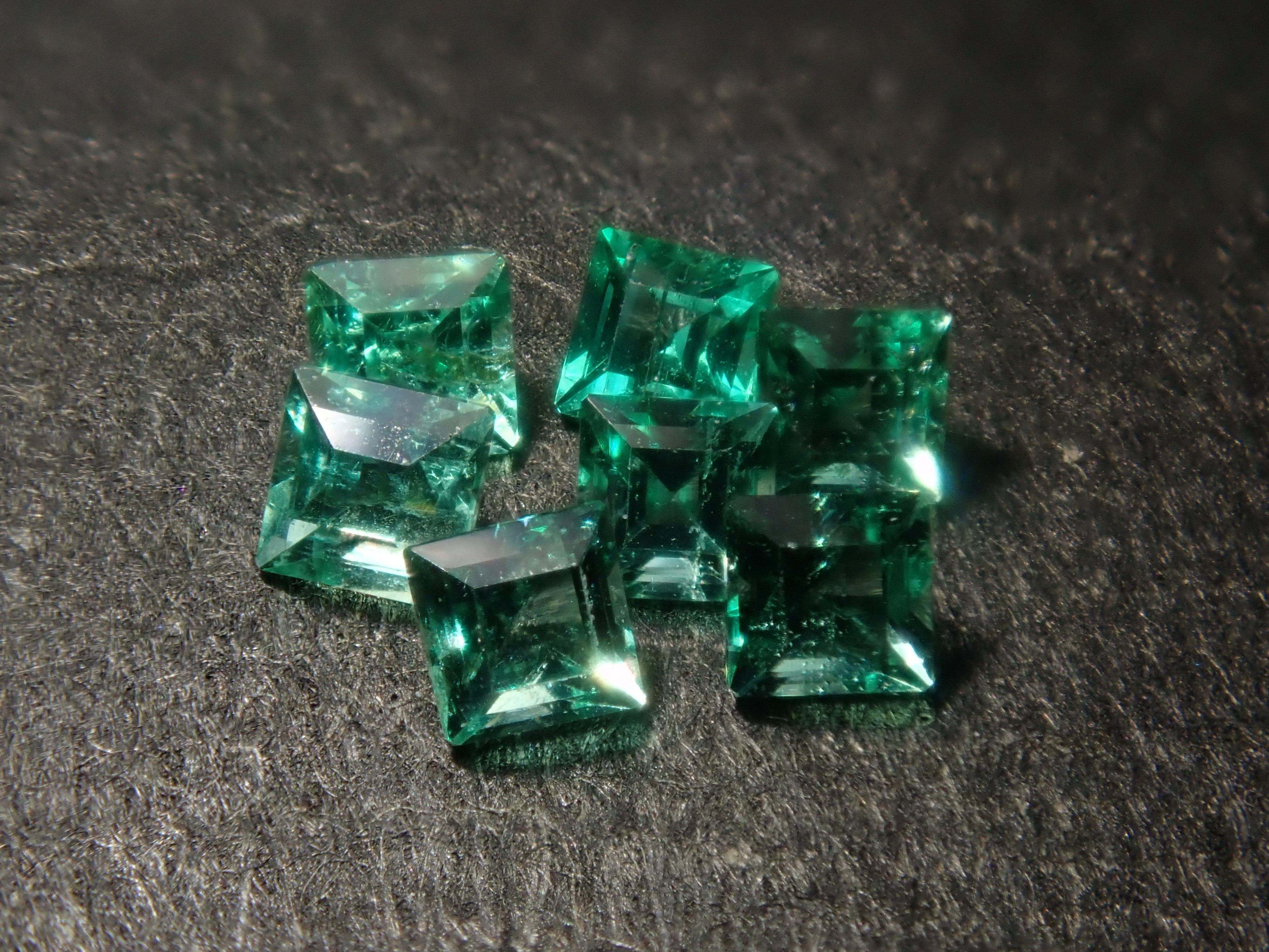 【9/12 22時販売】《限定7石》ロシア産ノンオイルエメラルド1石ルース(1.5-1.6mm,ステップカット)《複数購入割引有》