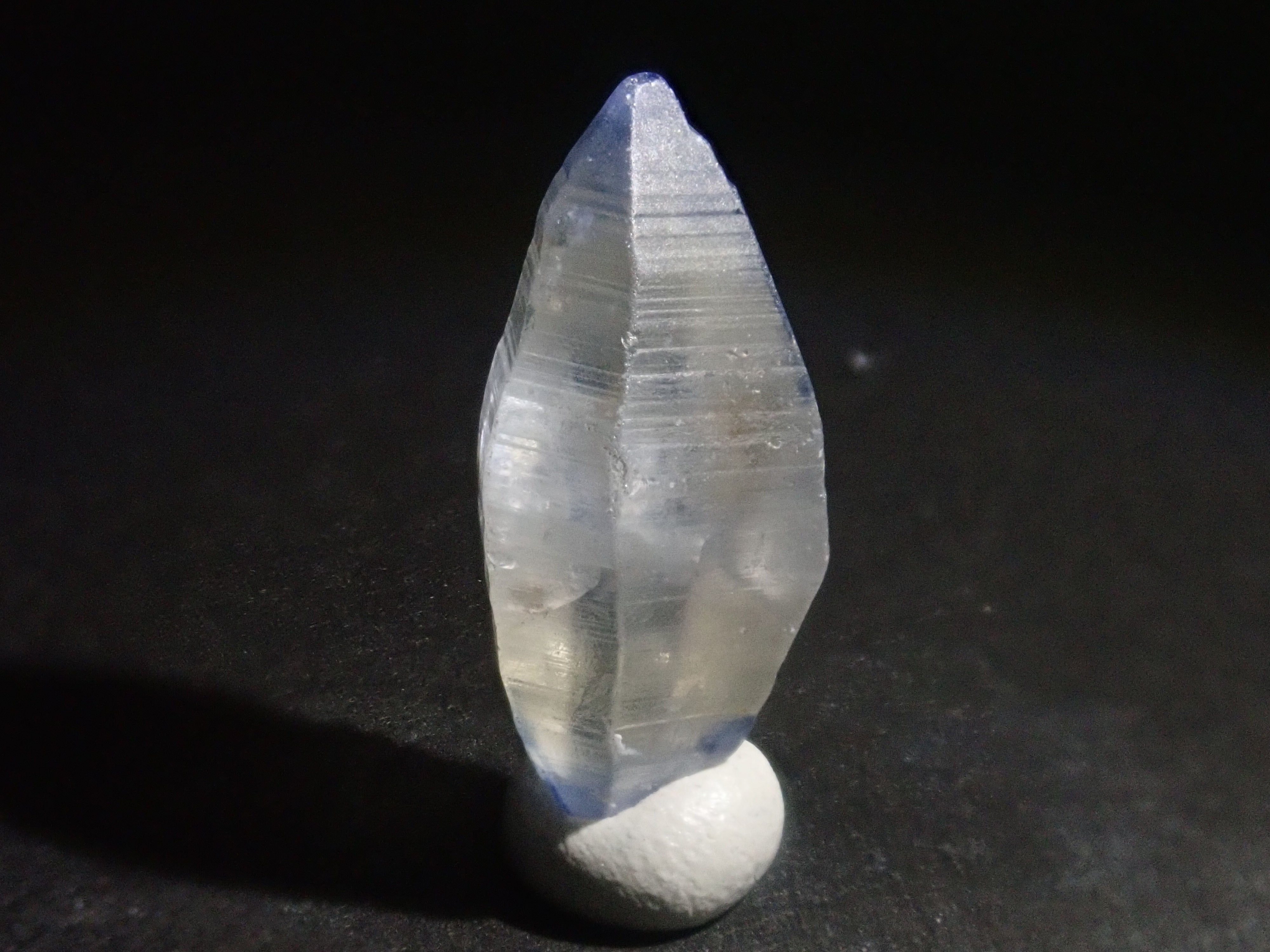 スリランカ産グラスボディ(サファイアクリスタル) 7.983ct原石