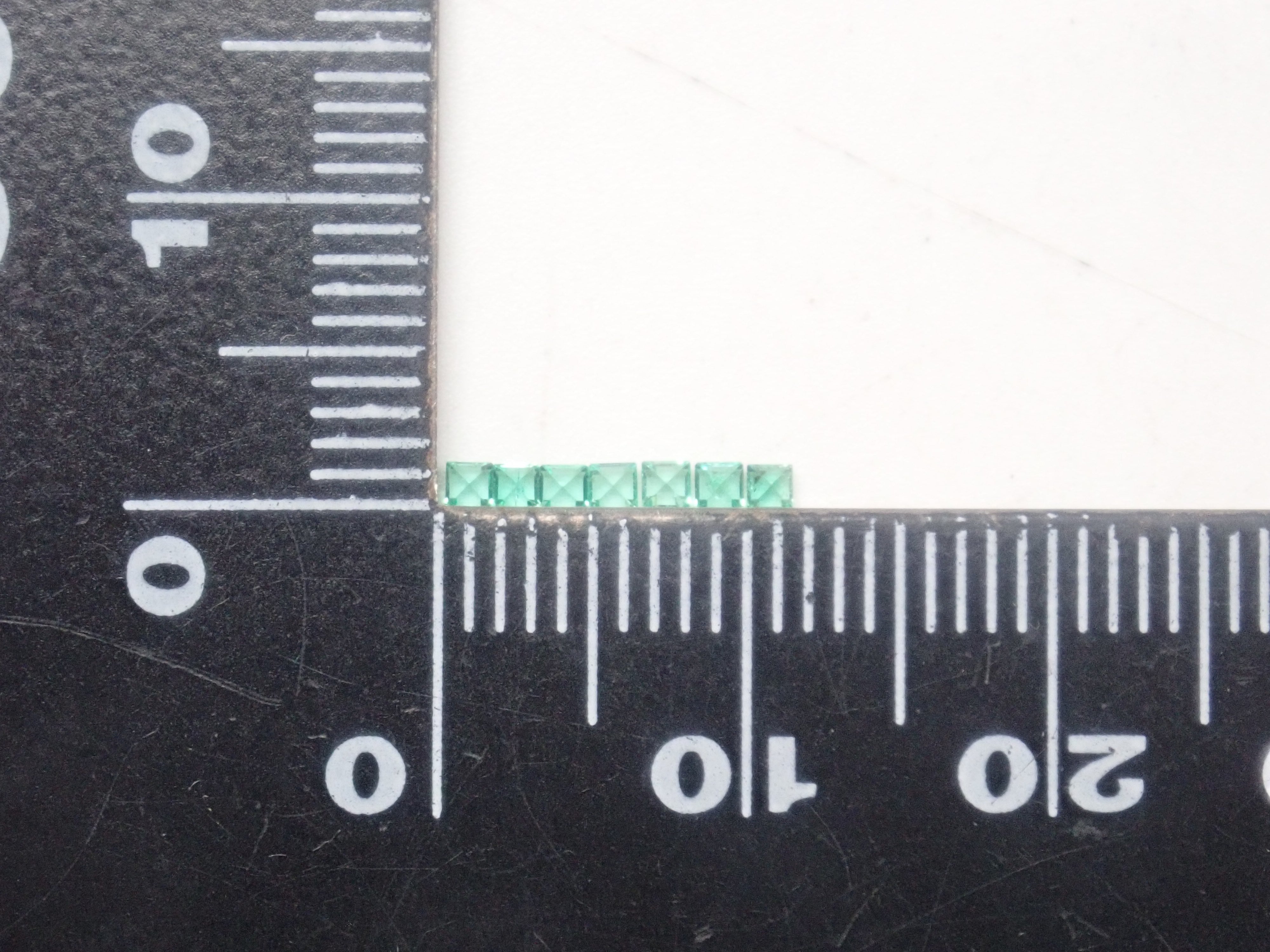 【9/12 22時販売】《限定7石》ロシア産ノンオイルエメラルド1石ルース(1.5-1.6mm,ステップカット)《複数購入割引有》