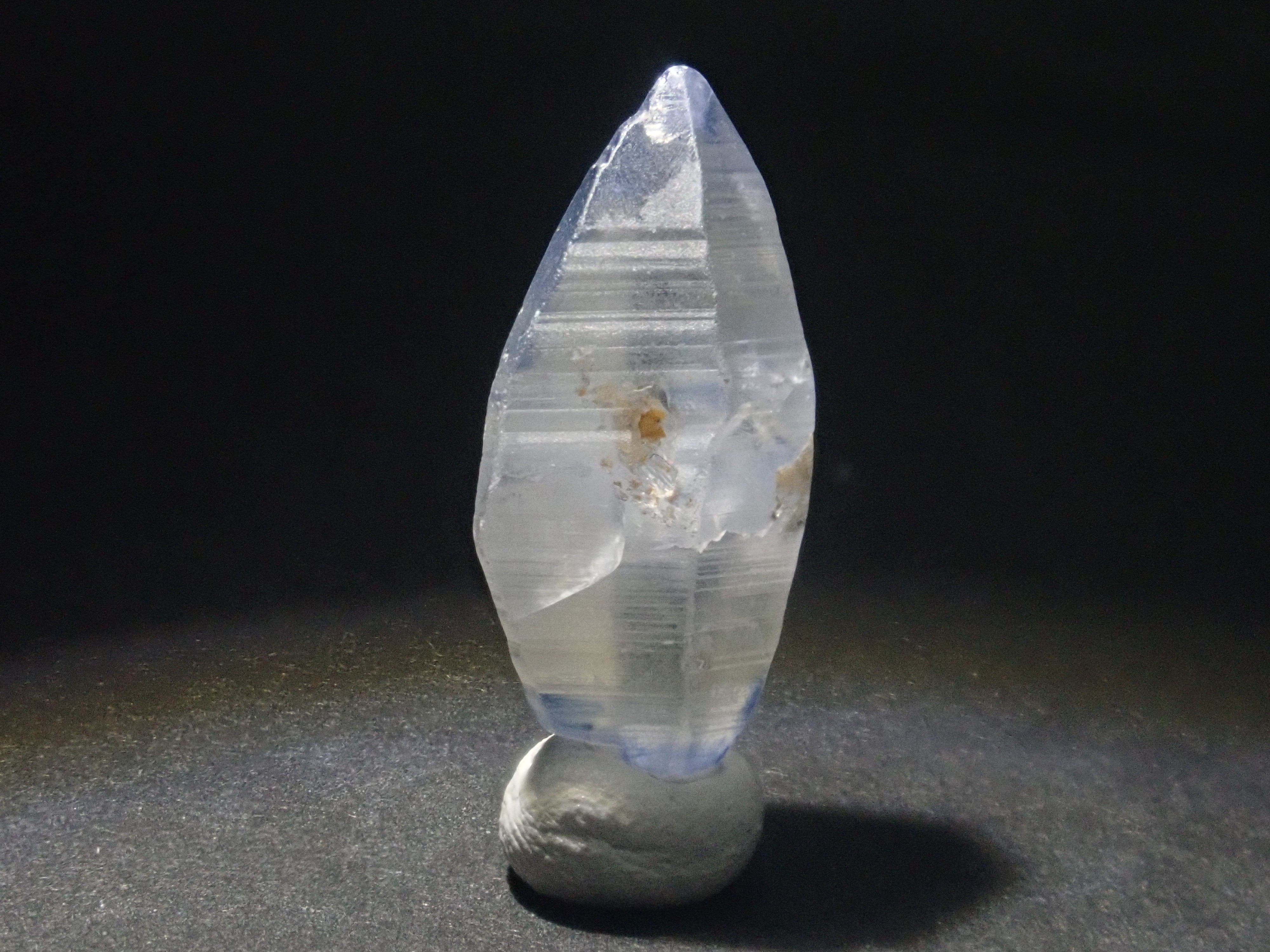 スリランカ産グラスボディ(サファイアクリスタル) 7.983ct原石