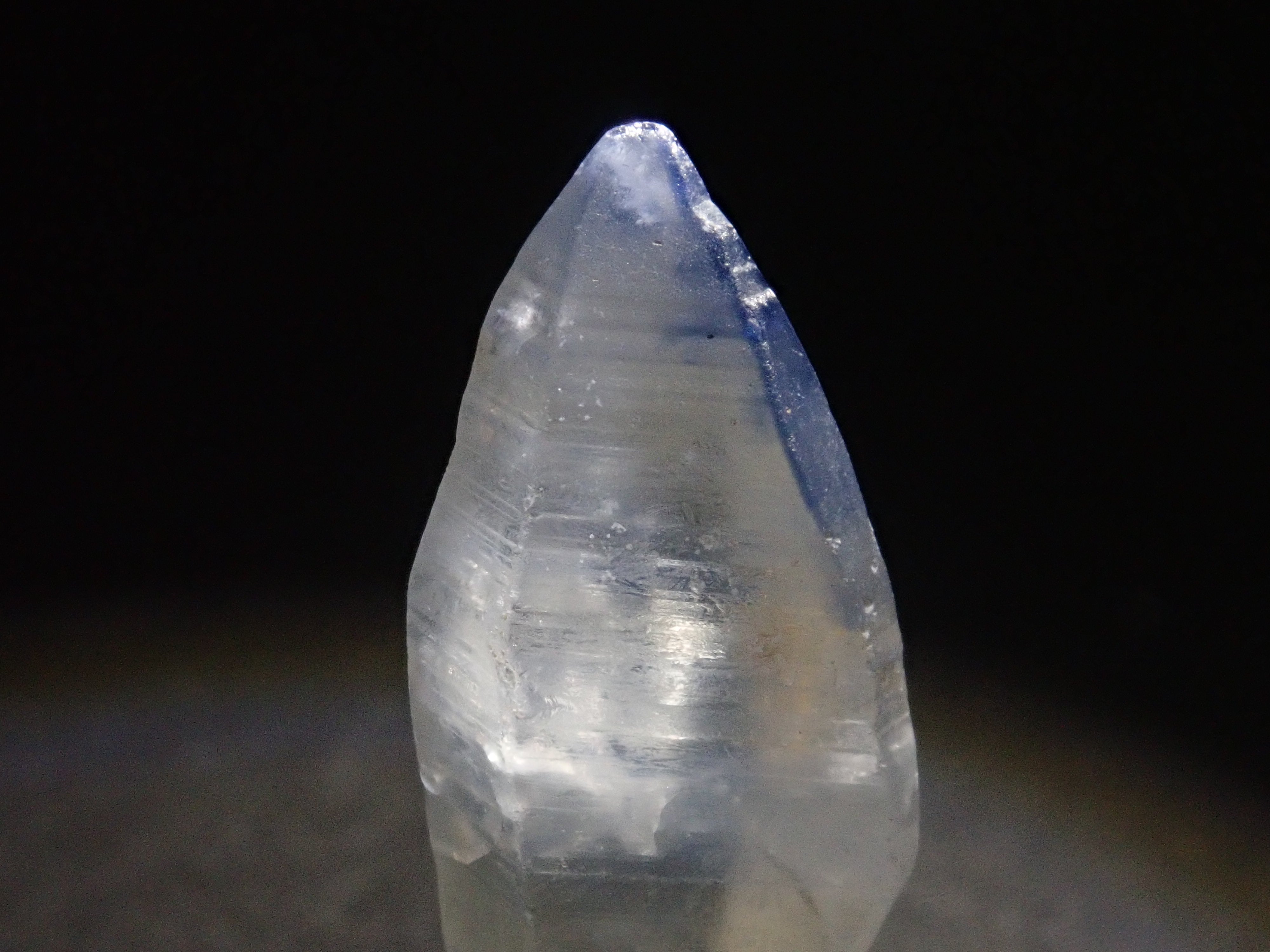 スリランカ産グラスボディ(サファイアクリスタル) 7.983ct原石