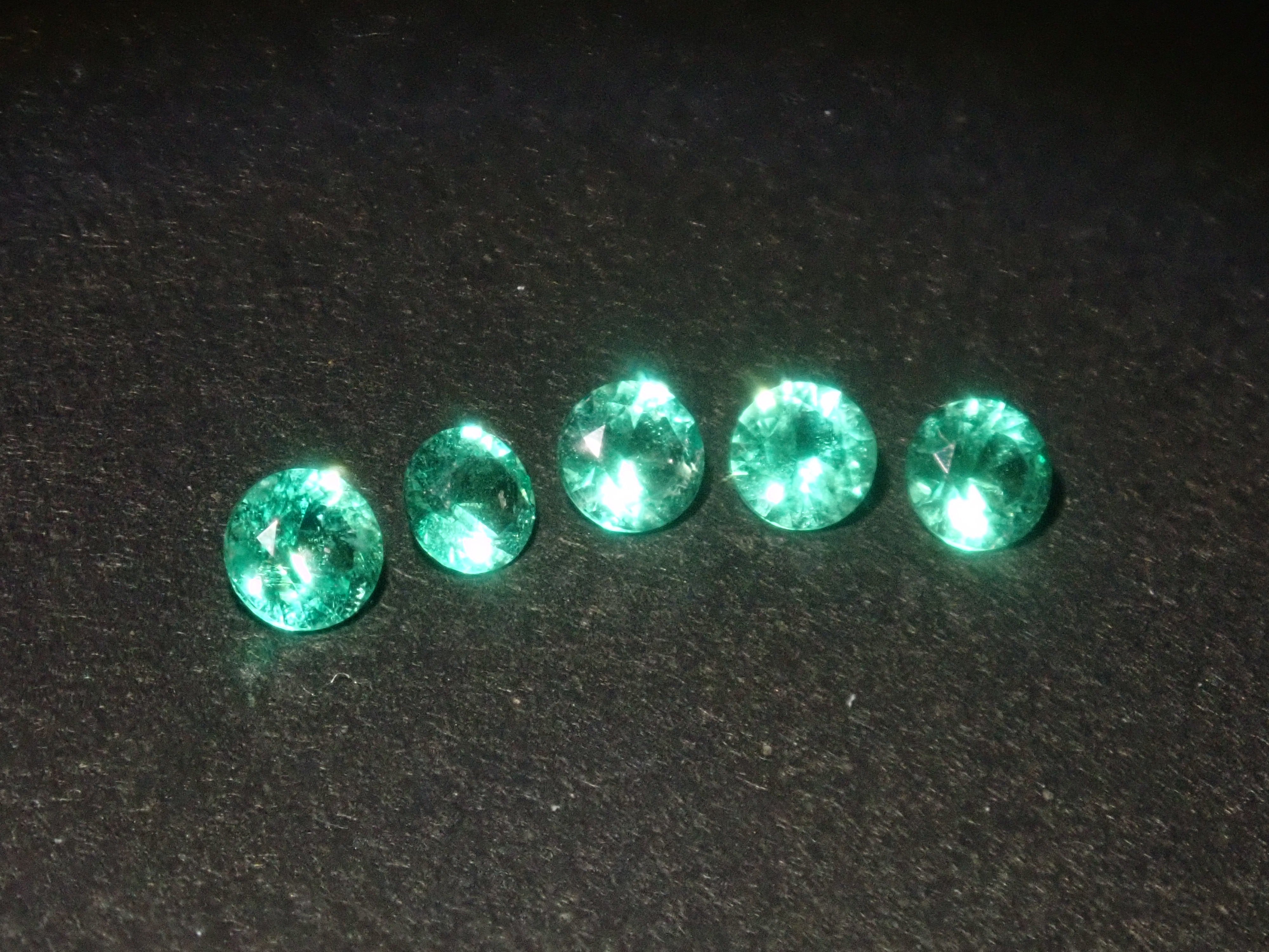 【10/13 22時販売】《限定5石》ロシア産ノンオイルエメラルド1石ルース(2.8mm,ラウンドカット)《複数購入割引有》
