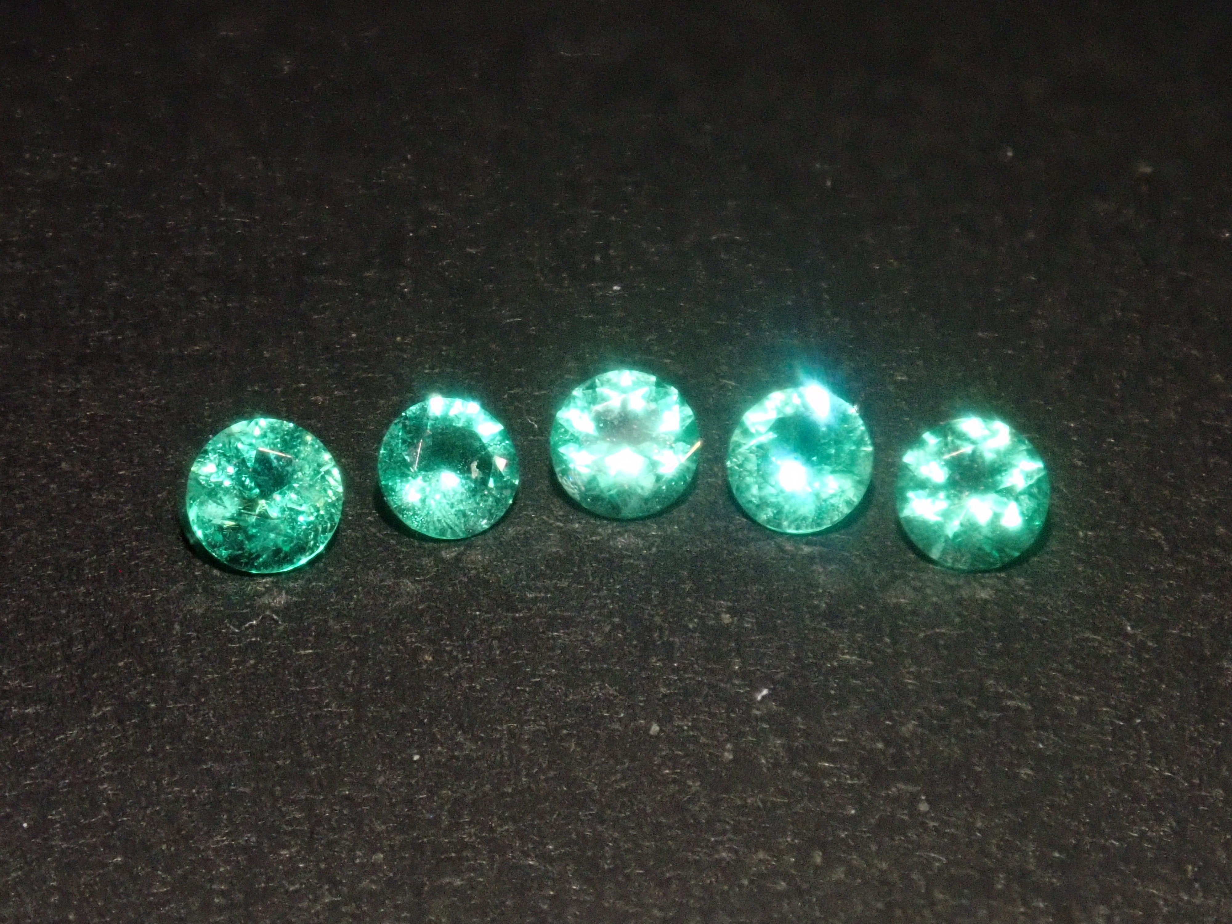 【10/13 22時販売】《限定5石》ロシア産ノンオイルエメラルド1石ルース(2.8mm,ラウンドカット)《複数購入割引有》