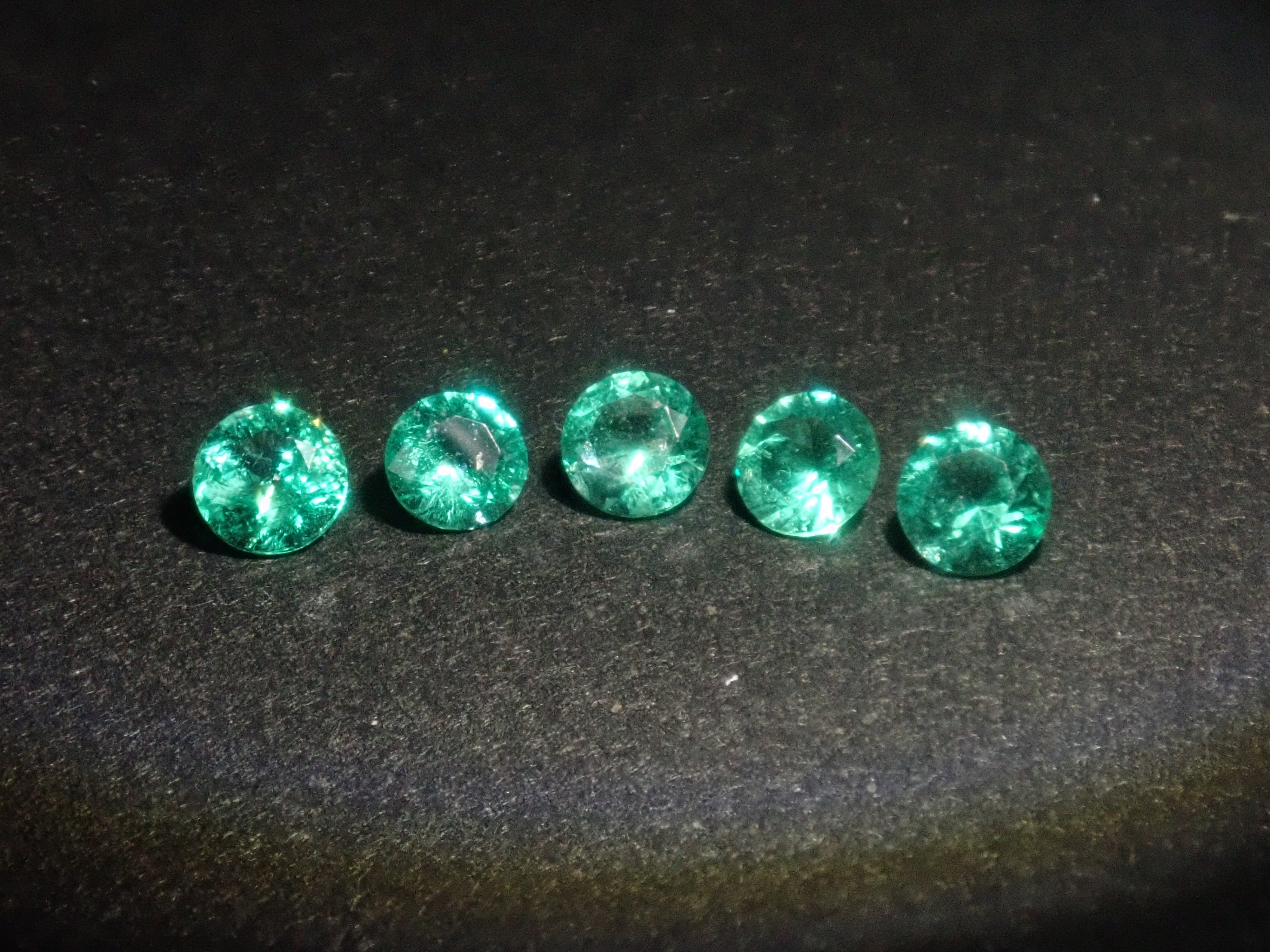 【10/13 22時販売】《限定5石》ロシア産ノンオイルエメラルド1石ルース(2.8mm,ラウンドカット)《複数購入割引有》