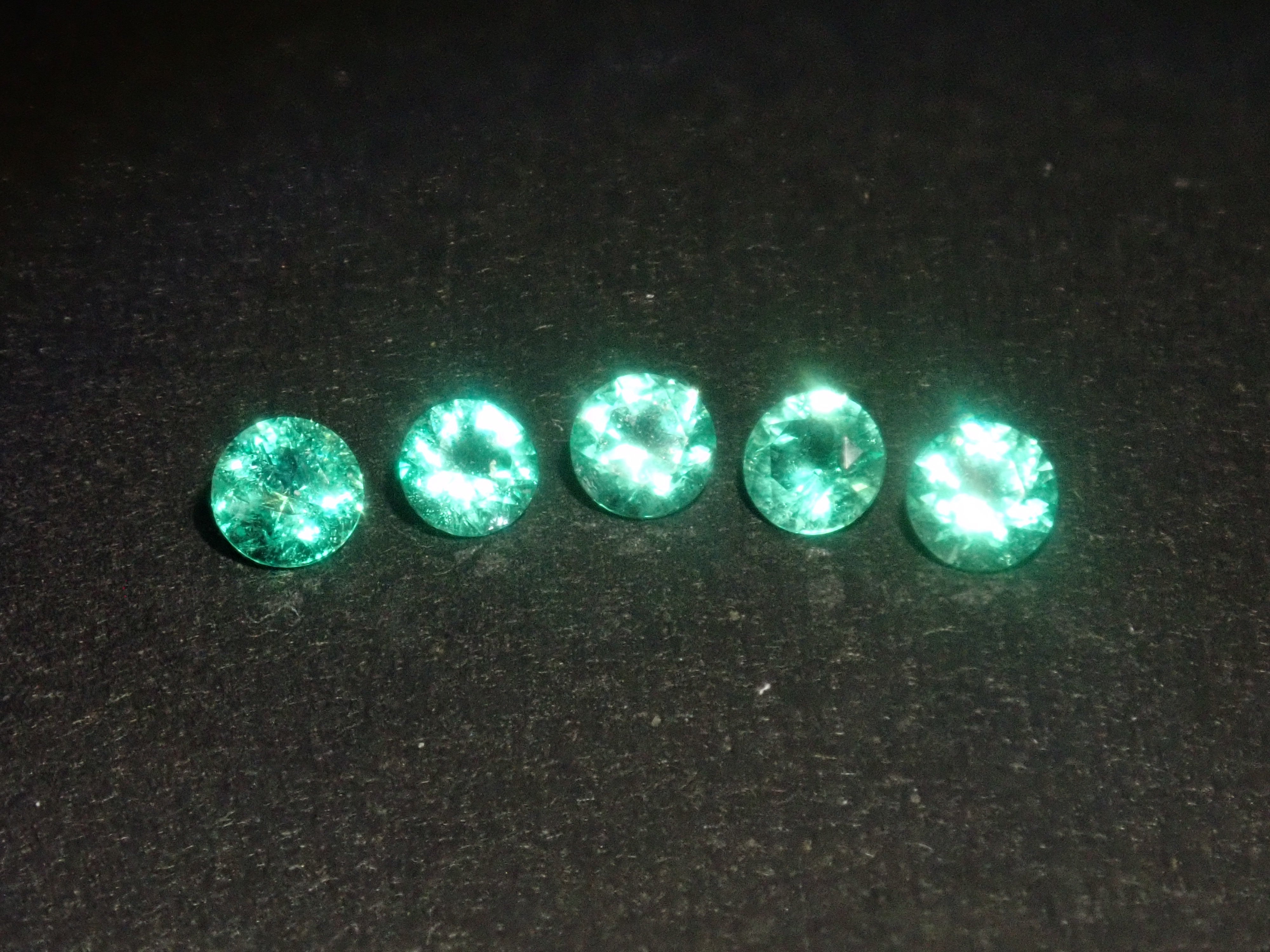 【10/13 22時販売】《限定5石》ロシア産ノンオイルエメラルド1石ルース(2.8mm,ラウンドカット)《複数購入割引有》