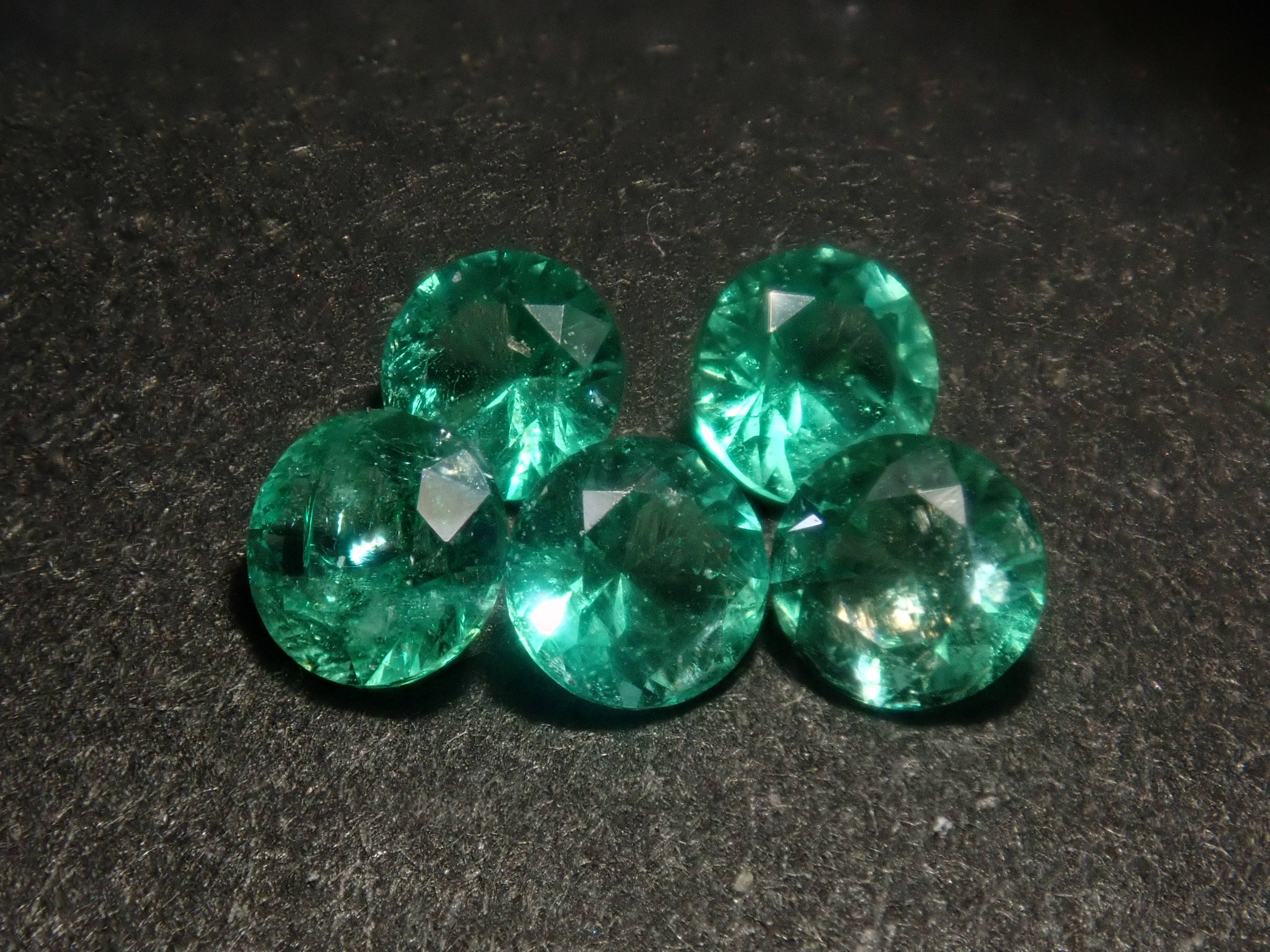 【10/13 22時販売】《限定5石》ロシア産ノンオイルエメラルド1石ルース(2.8mm,ラウンドカット)《複数購入割引有》