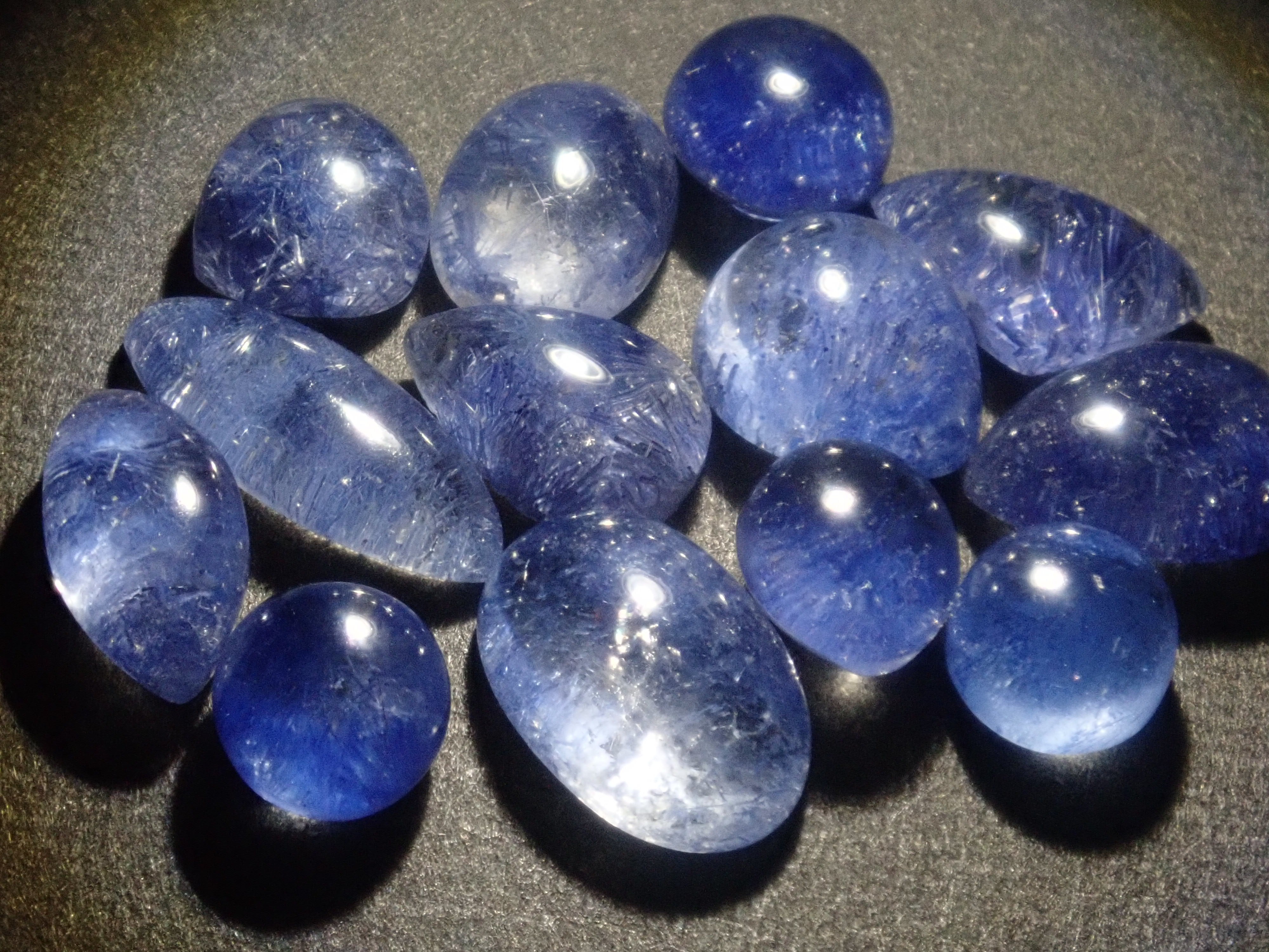 【2月2日晚間10點開始販售】限量13顆。圖森新到貨:巴西杜莫特石石英,平均1.1克拉,凸面切割。多件購買可享折扣。