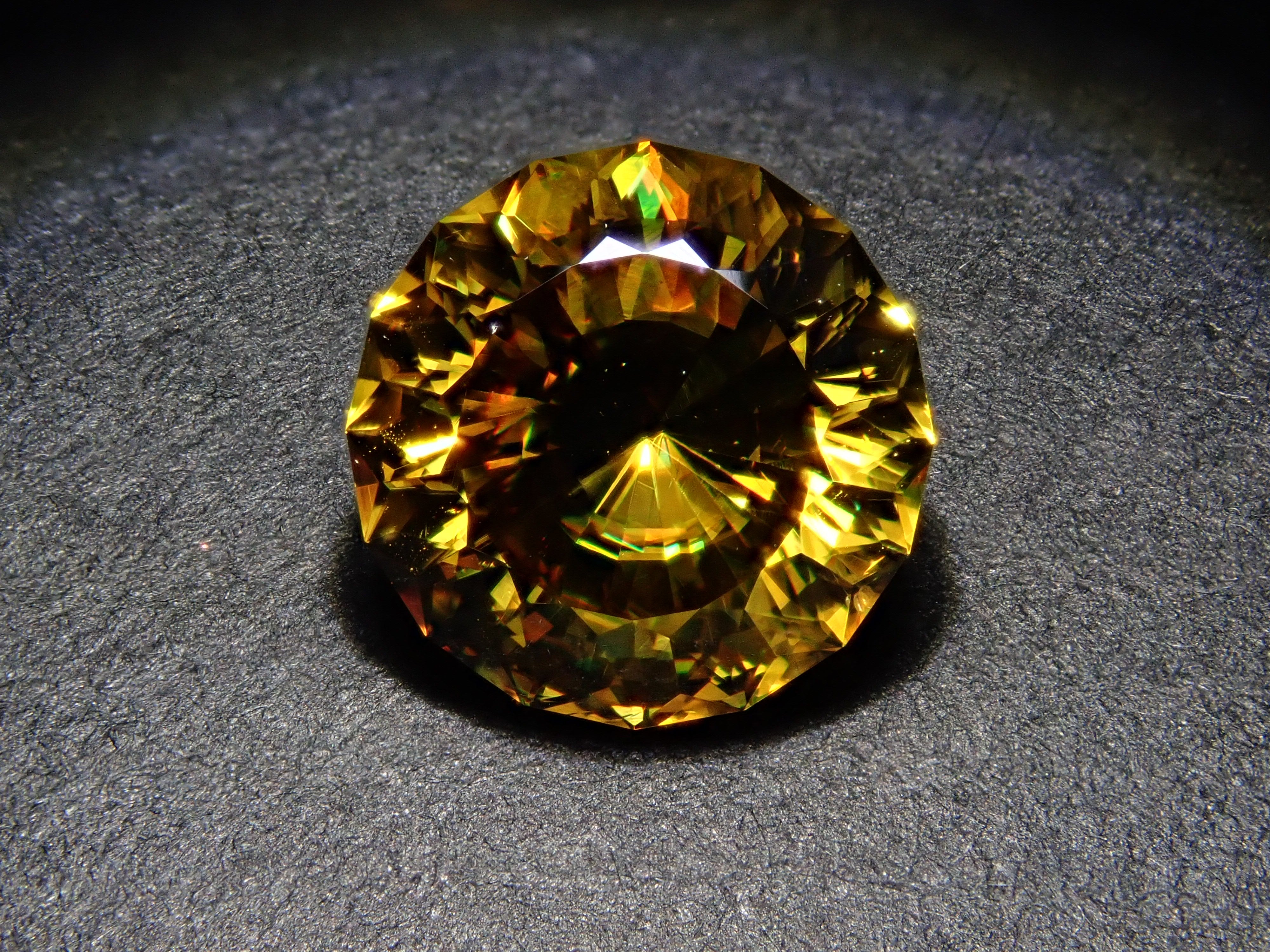 【1/23 22時販売】ジンバブエ産スフェーン 7.0mm/1.661ctルース