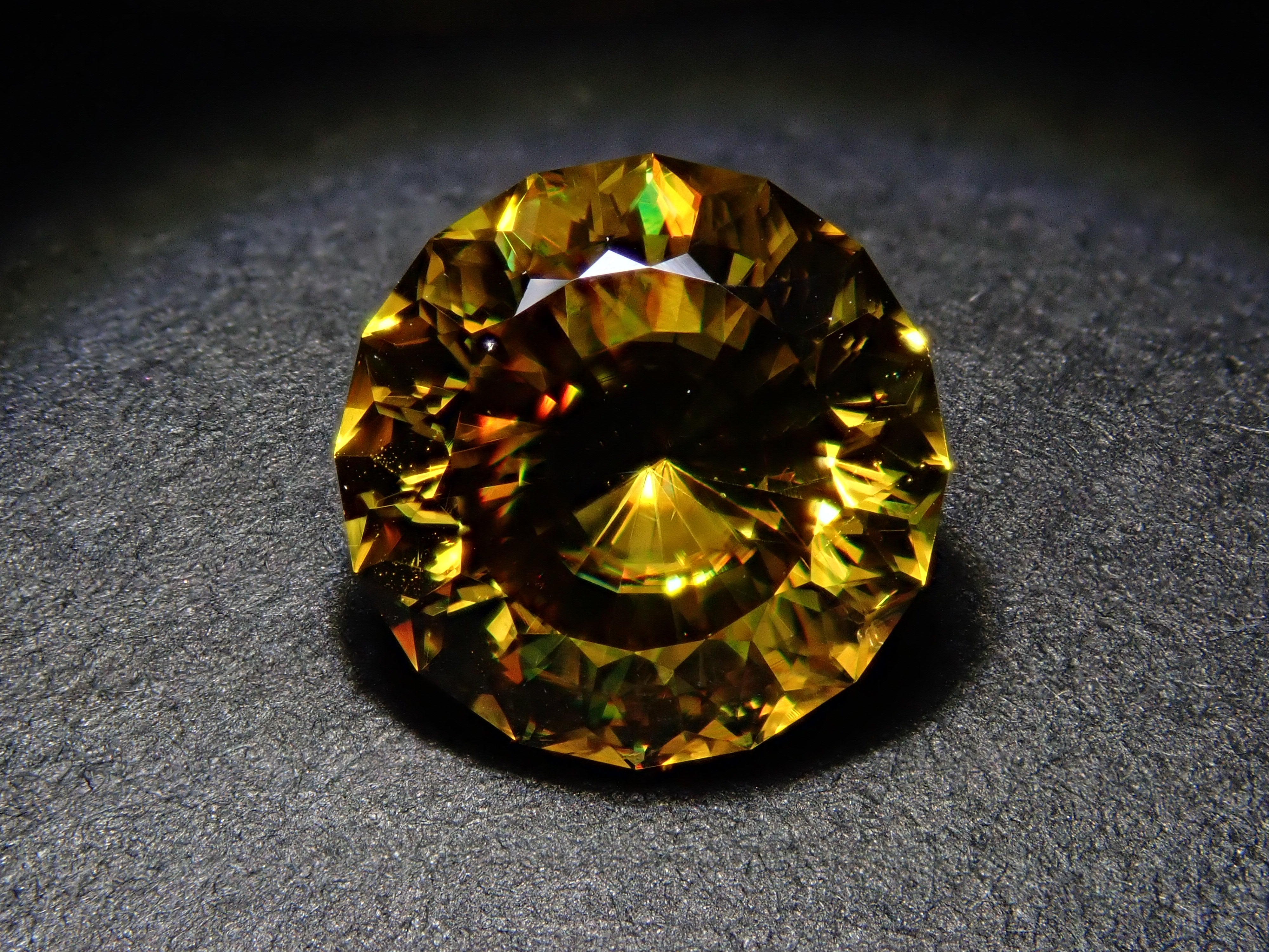 【1/23 22時販売】ジンバブエ産スフェーン 7.0mm/1.661ctルース