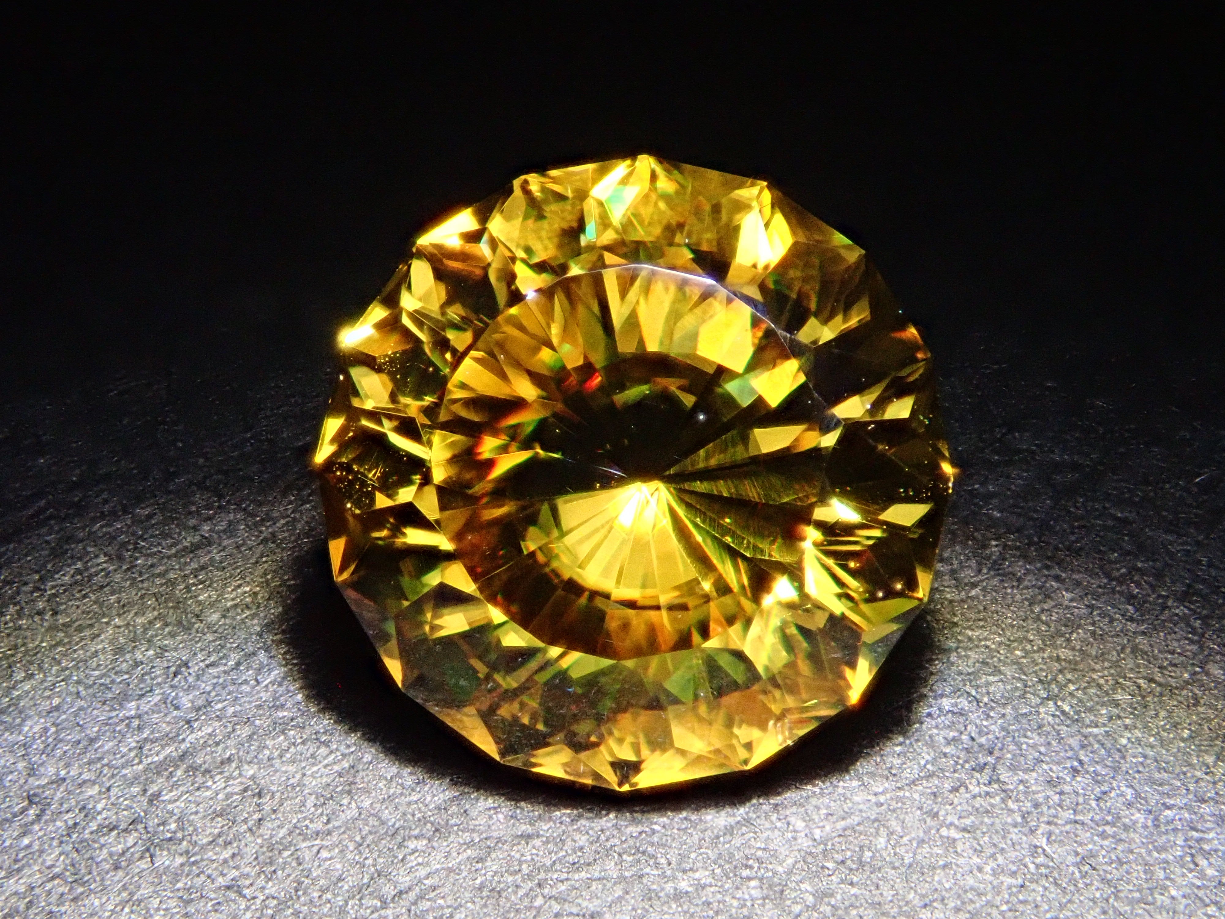 【1/23 22時販売】ジンバブエ産スフェーン 7.0mm/1.661ctルース