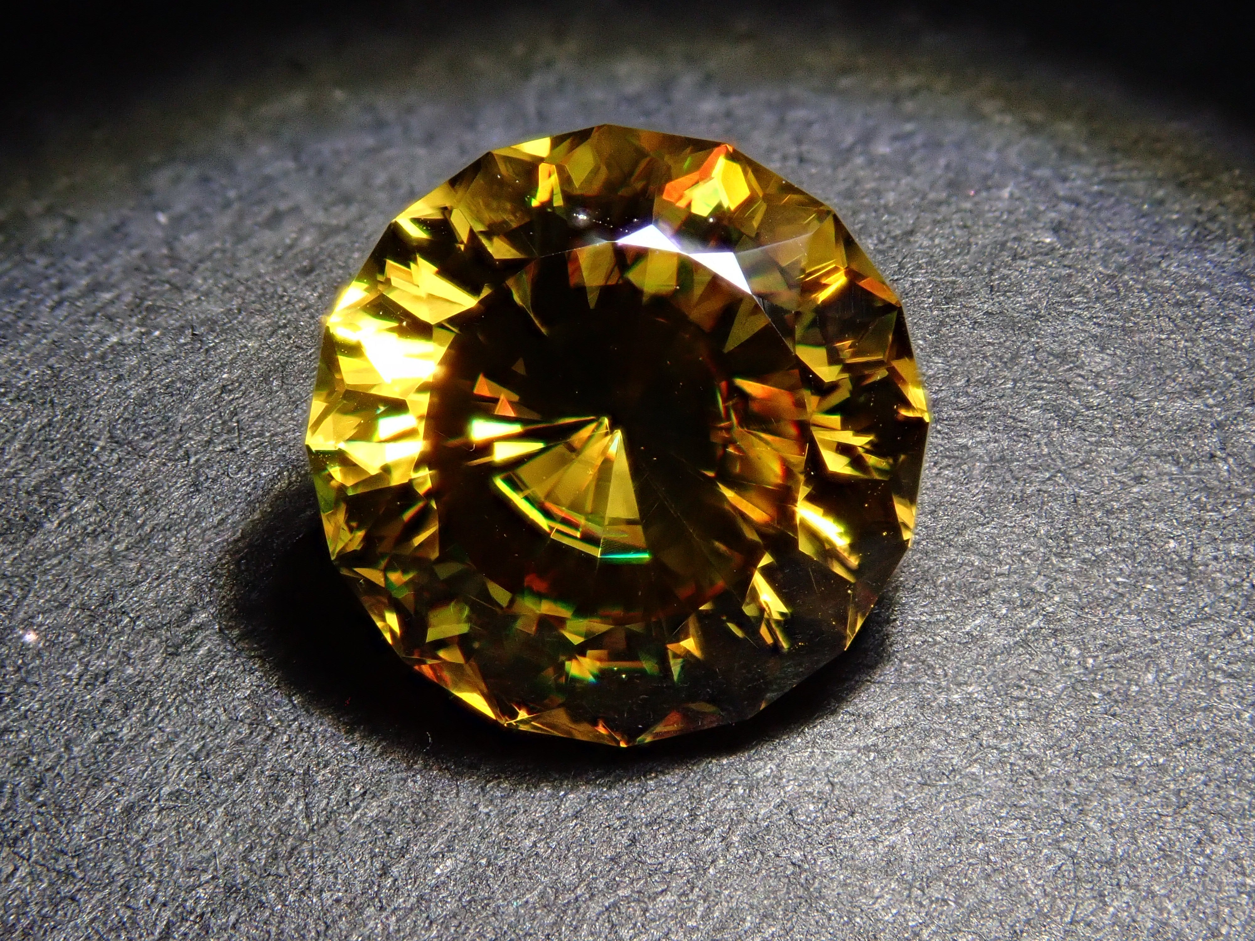 【1/23 22時販売】ジンバブエ産スフェーン 7.0mm/1.661ctルース