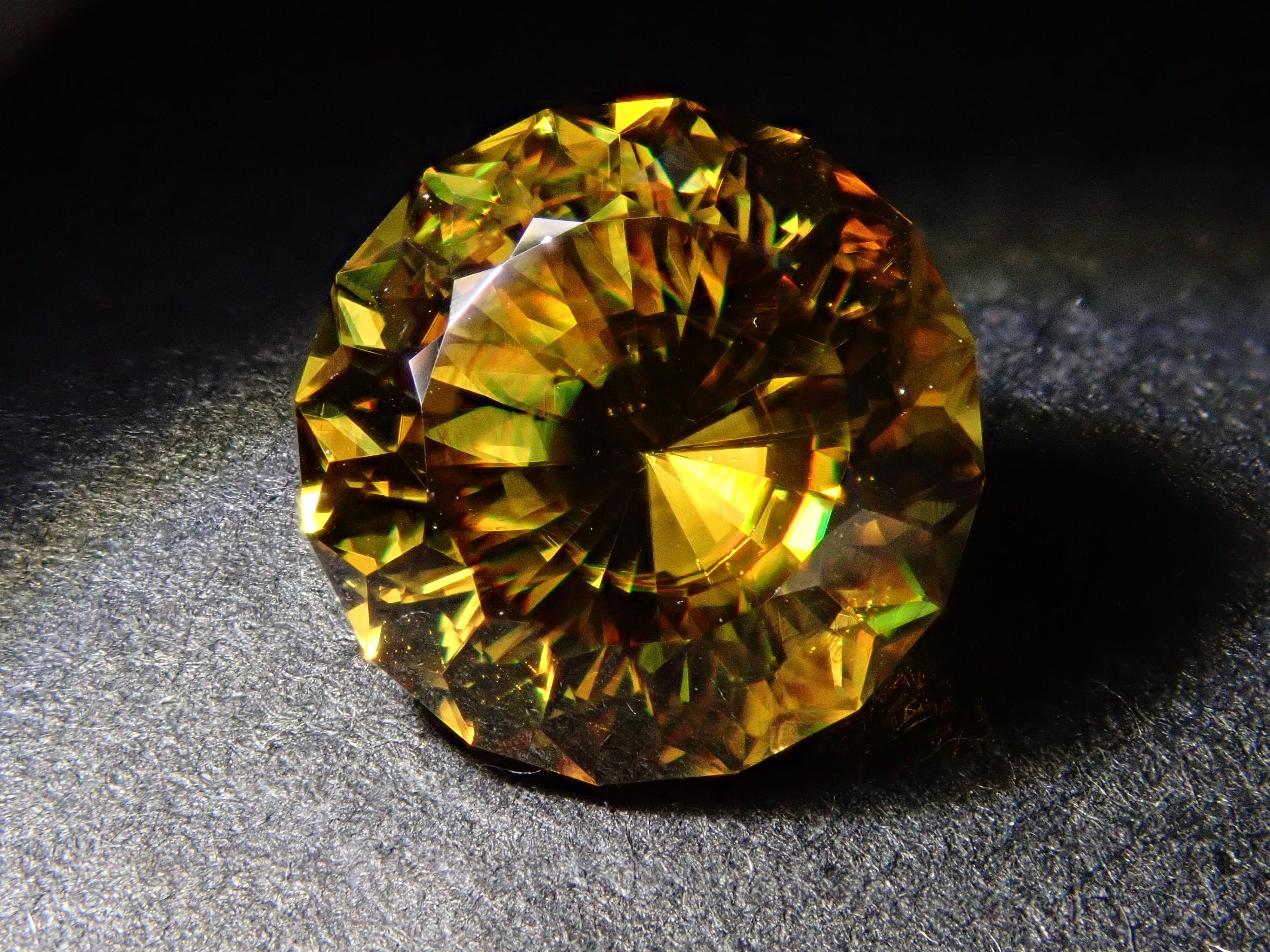 【1/23 22時販売】ジンバブエ産スフェーン 7.0mm/1.661ctルース