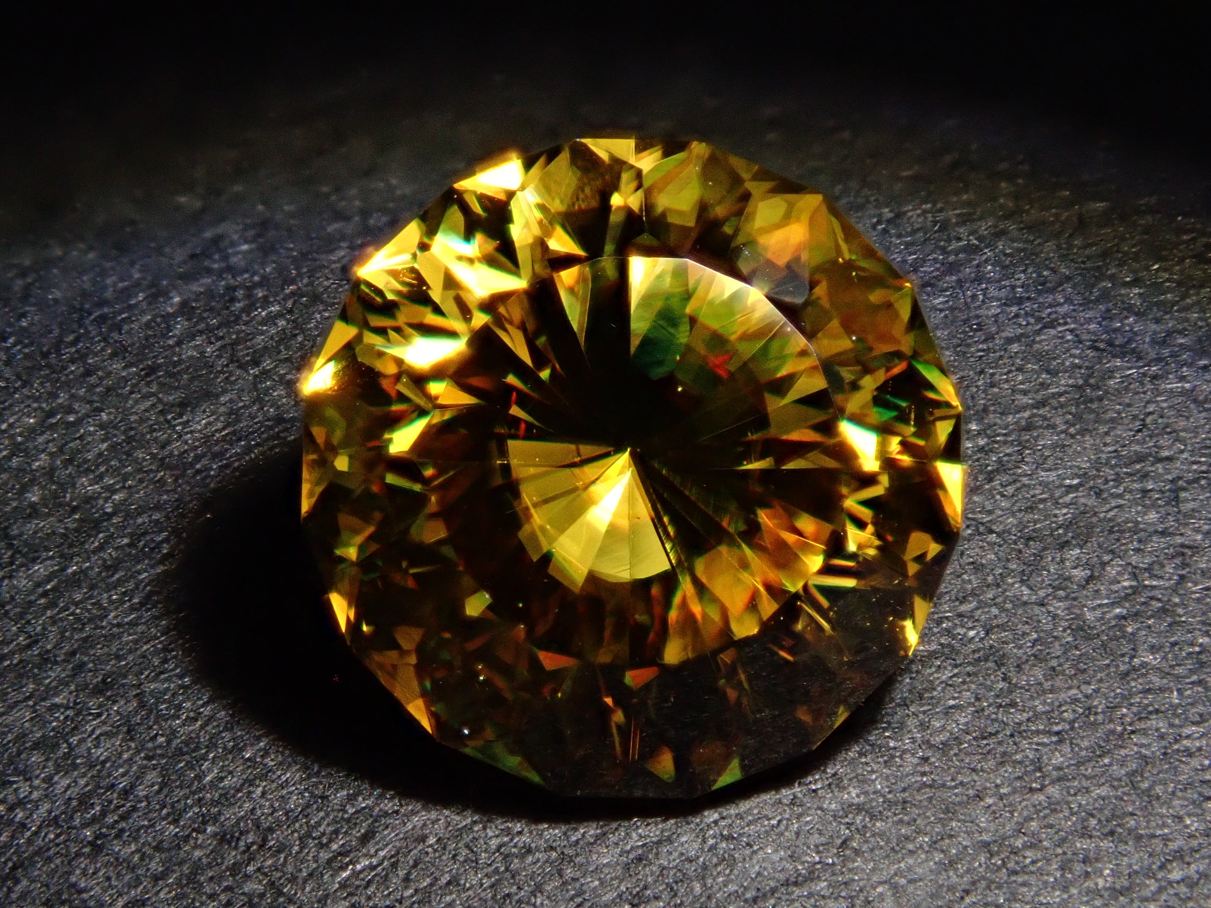 【1/23 22時販売】ジンバブエ産スフェーン 7.0mm/1.661ctルース