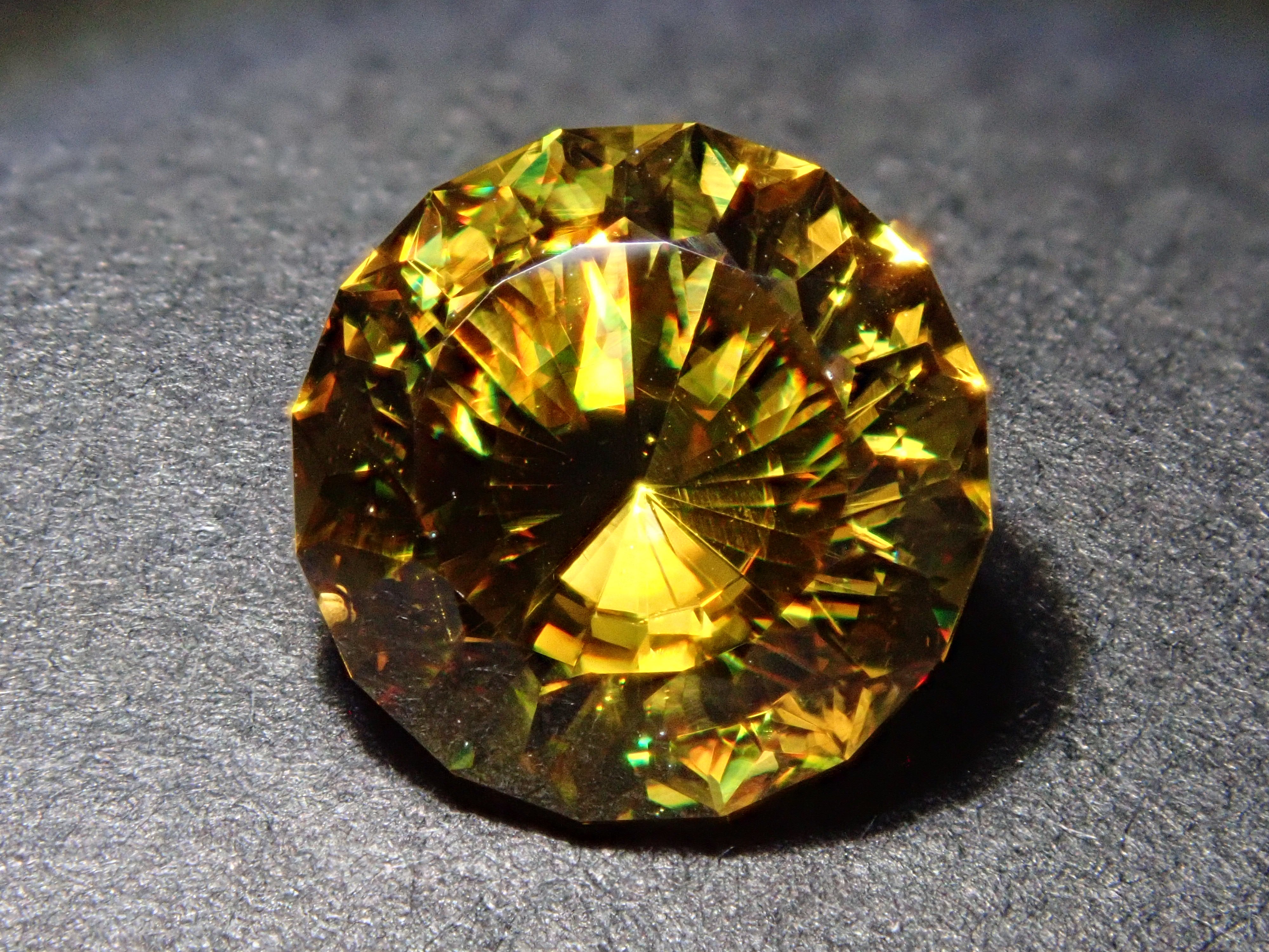 【1/23 22時販売】ジンバブエ産スフェーン 7.0mm/1.661ctルース