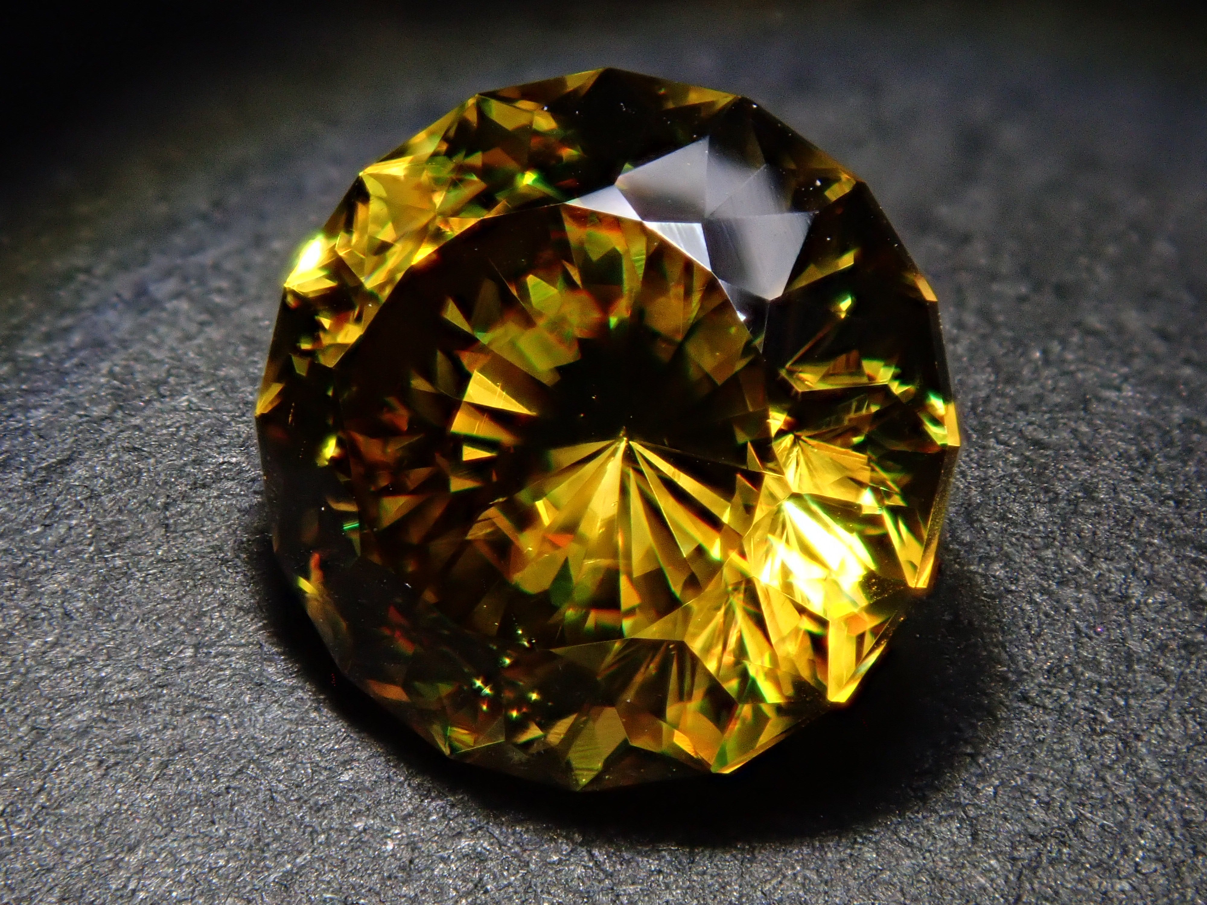 【1/23 22時販売】ジンバブエ産スフェーン 7.0mm/1.661ctルース